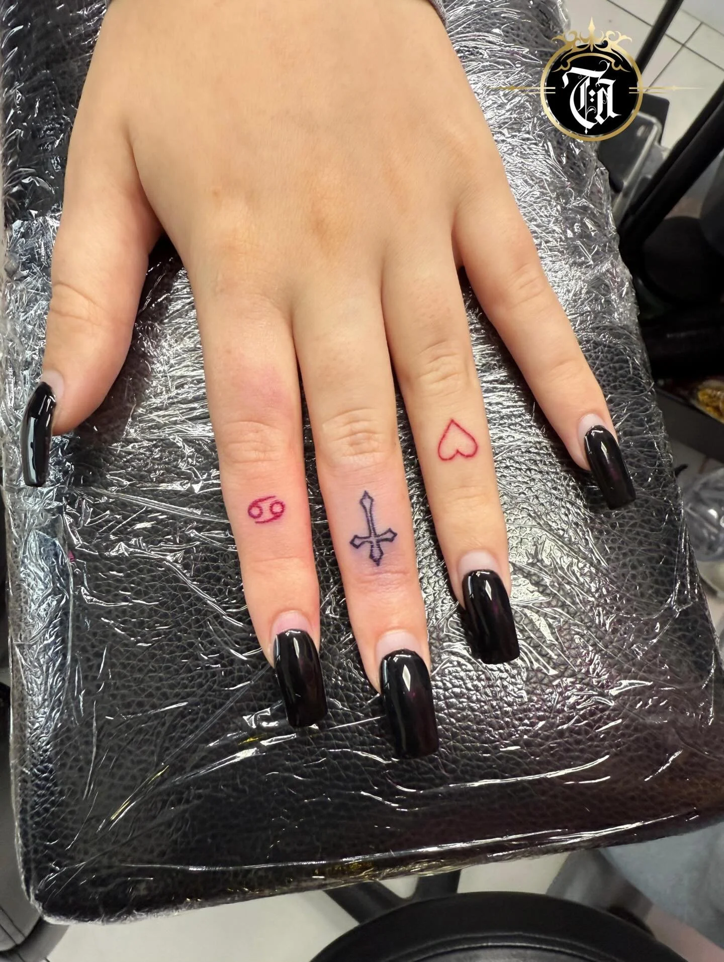 Cool Finger Tats 

⚜️

@inkandescent.tattoos 

⚜️

Sponsored by: 
@kwadron 
@dragonhawkofficial 
@dragonhawktattoos 

#tattoo #tattooartist #artist #art #ink