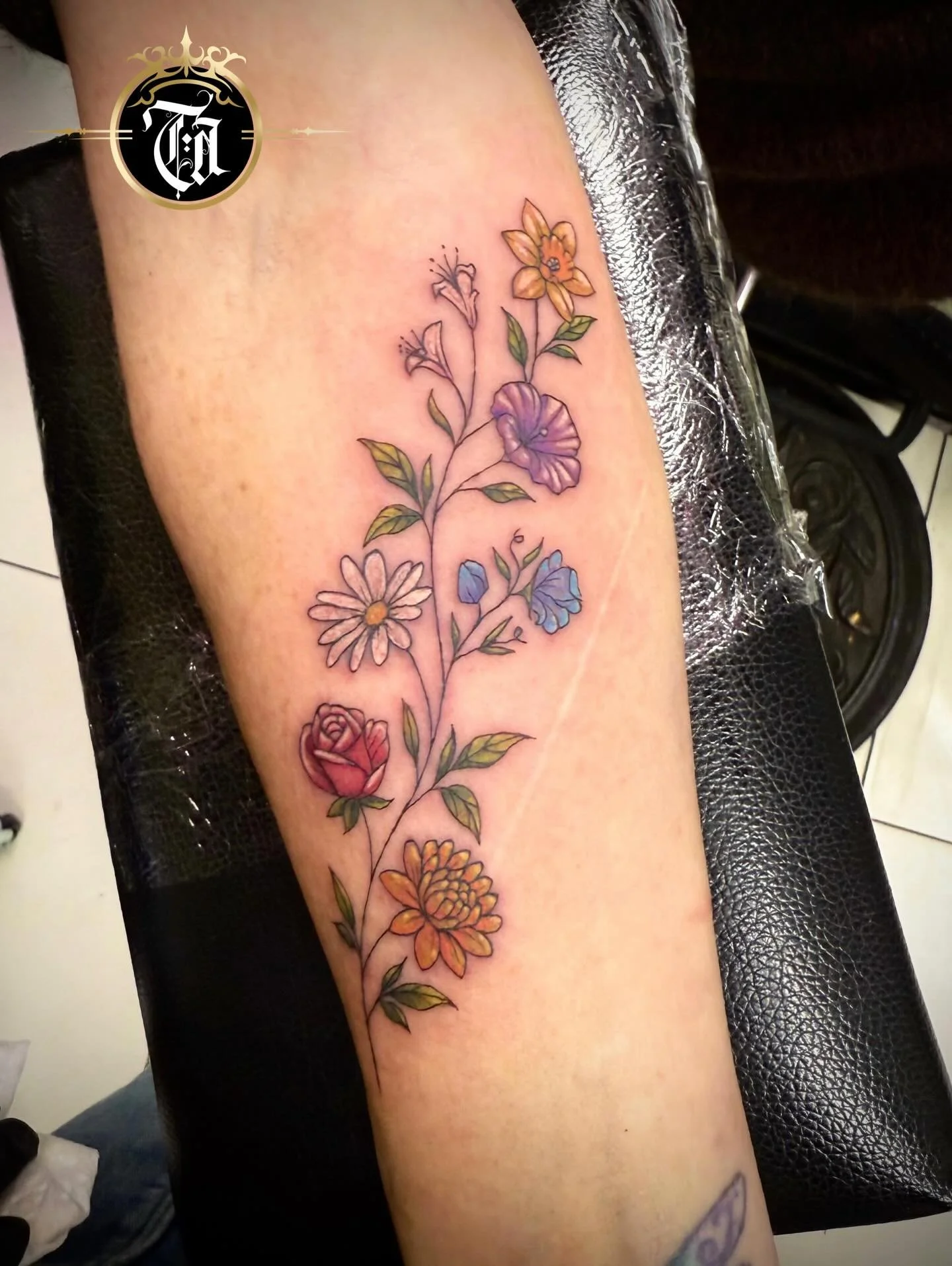 Vibrant, Floral Tattoo 🌸🌺🌷🌼 

⚜️

@inkandescent.tattoos 

⚜️

Sponsored by:
@kwadron 
@dragonhawkofficial 
@dragonhawktattoos

#tattoo #tattooartist #tattoostudio #ink #art