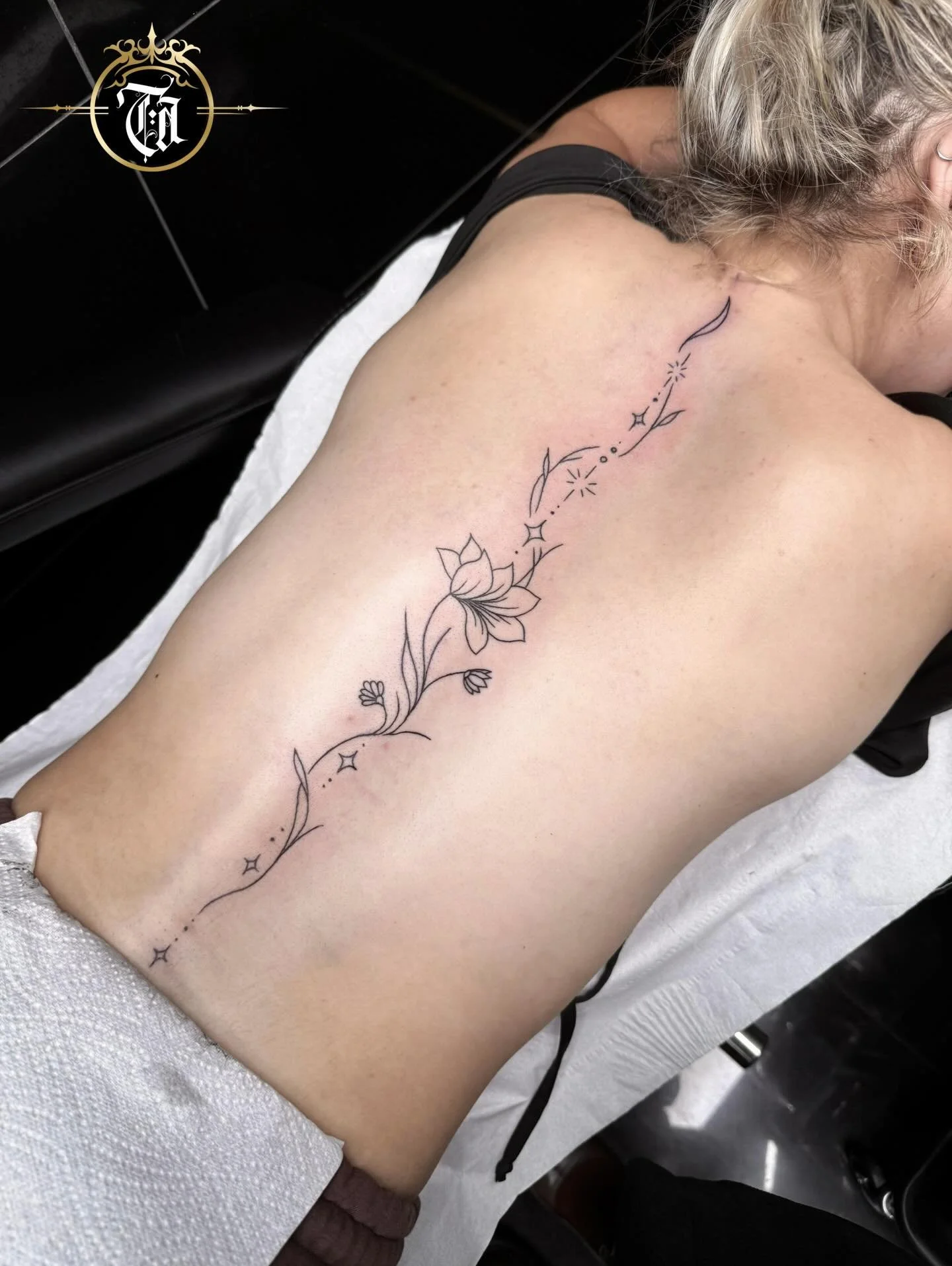 Beautiful Spinal Tattoo 

⚜️

@inkandescent.tattoos 

⚜️

Sponsored by:
@kwadron 
@dragonhawktattoos 
@dragonhawkofficial 

#tattoo #tattooing #tattoos #tattooed #art