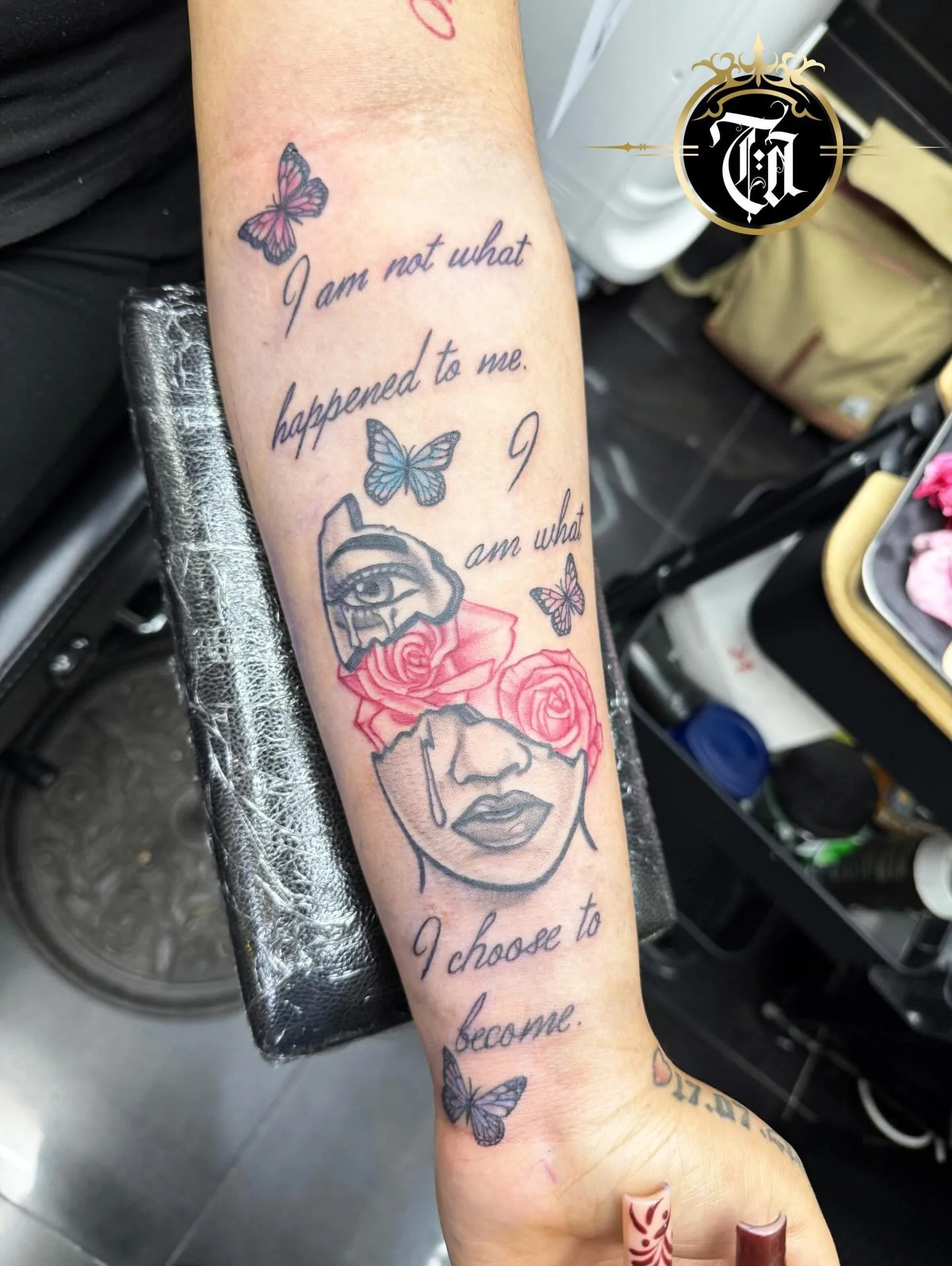 🦋🌹 I am not what happened to me. I am what I choose to become🌹🦋

⚜️

@inkandescent.tattoos 

⚜️

Sponsored by:
@kwadron 
@dragonhawktattoos 
@dragonhawkofficial 

#tattoo #tattooing #tattoos #tattooed #art