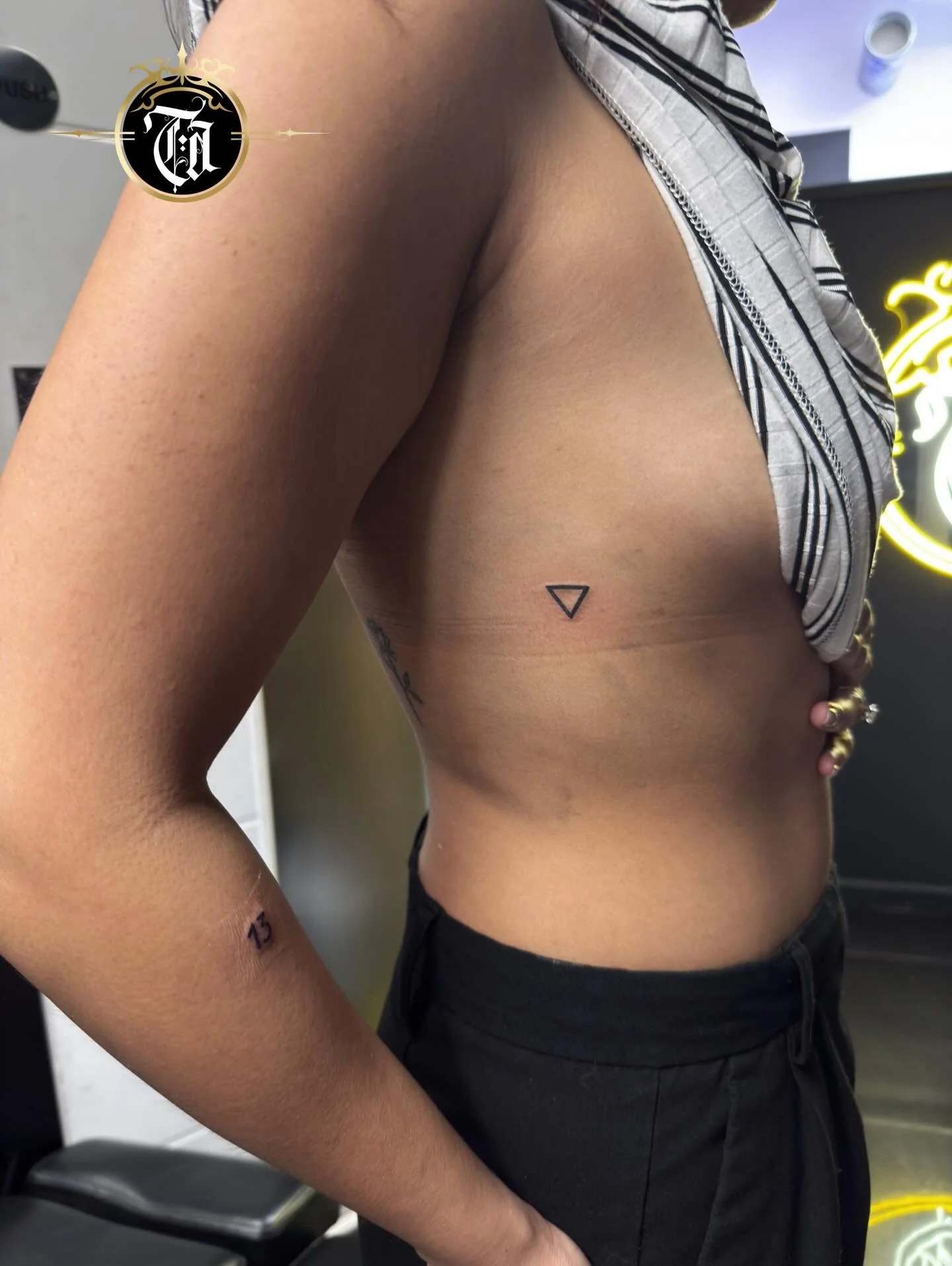 Some clean pieces done by @inkedbythree 😍

Swipe to see all 👉👉

⚜️

@inkedbythree 

⚜️

Sponsored by:
@kwadron 
@dragonhawkofficial 
@dragonhawktattoos

#tattoo #tattooartist #tattoostudio #ink #art