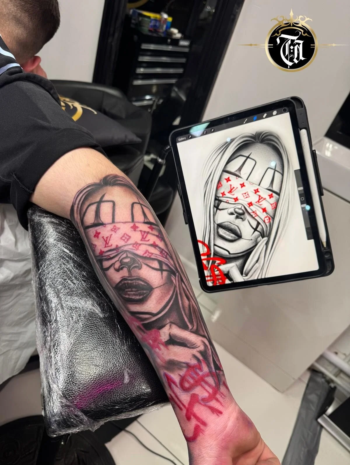Chicana Style Tattoo &diams;️&hearts;️

Swipe for video 👉📹

⚜️

@inkdbymaz 

⚜️

Sponsored by:
@kwadron 
@dragonhawkofficial 
@dragonhawktattoos 

#tattoo #tattooing #tattoostudio #tattooartist #art