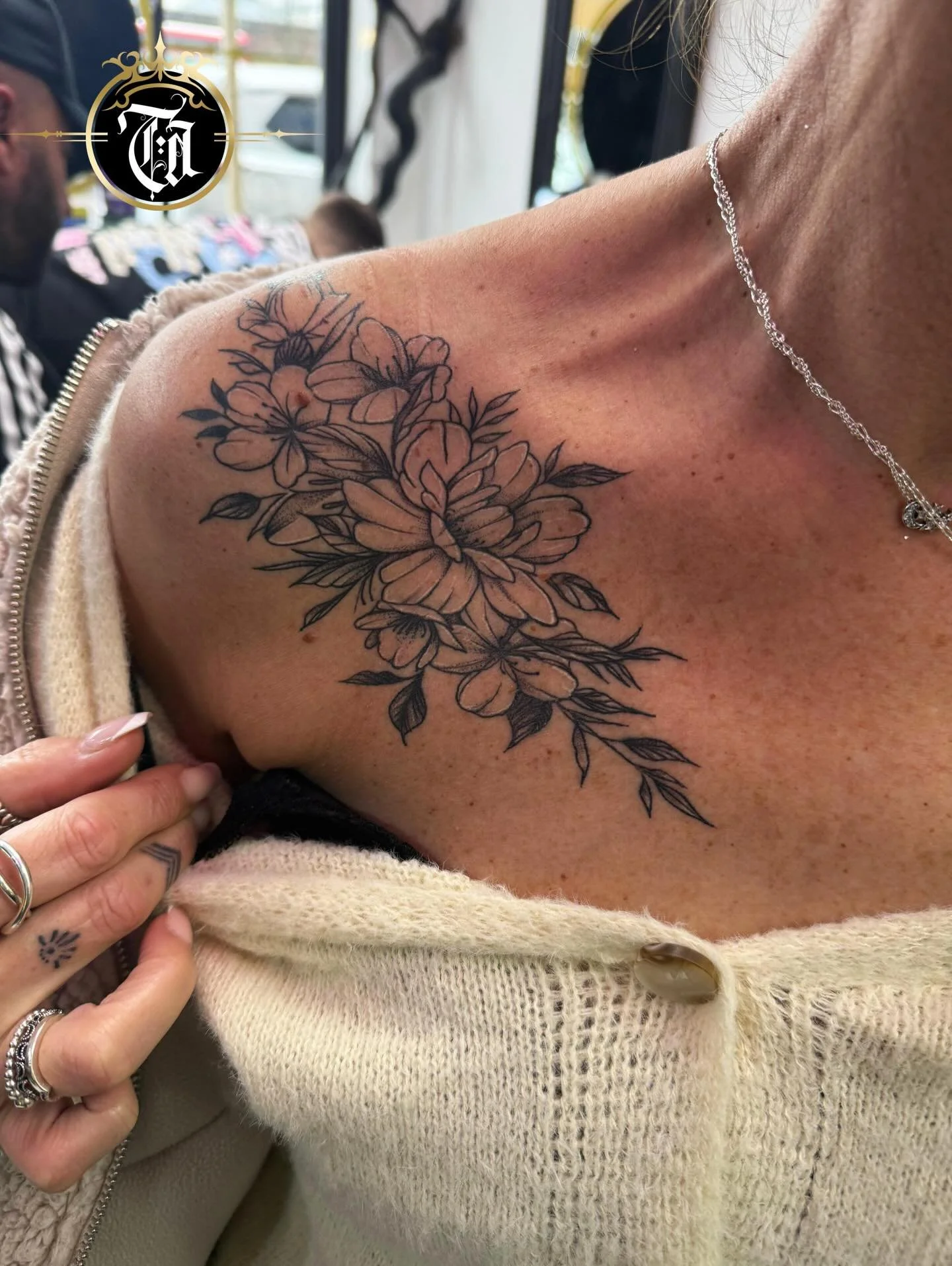 Floral Tattoo 🌸🌺🌻🌼

⚜️

@inkandescent.tattoos 

⚜️

Sponsored by:
@kwadron 
@dragonhawktattoos 
@dragonhawkofficial 

#tattoo #tattooing #tattoos #tattooed #art