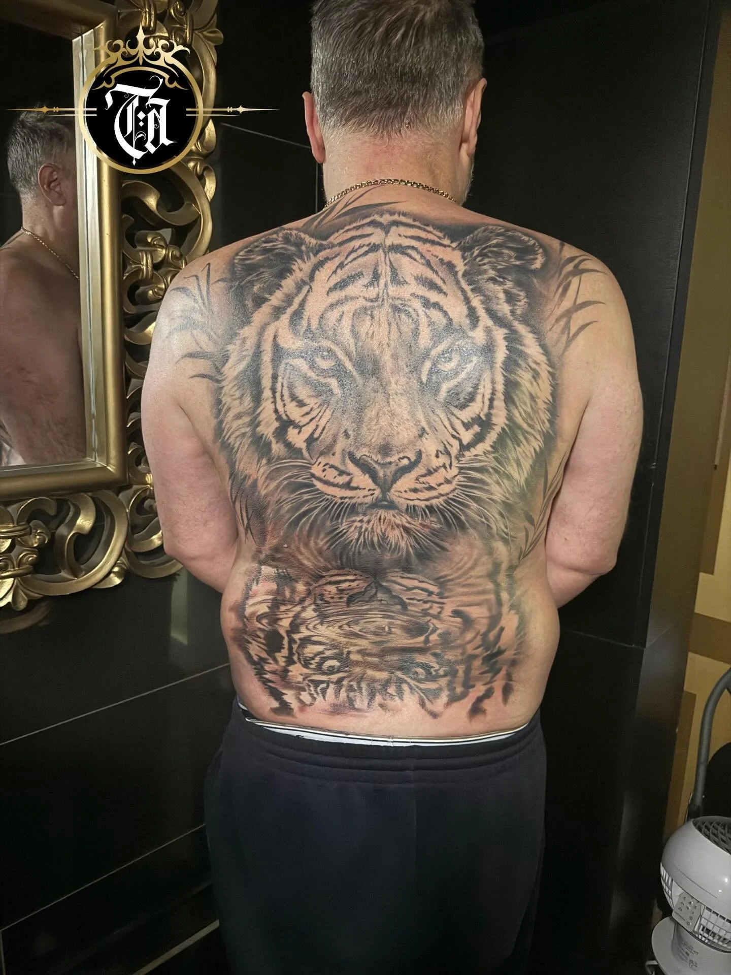 Amazing Tiger Back Piece 😍😍

⚜️

@inkdbymaz 

⚜️

Sponspored by:
▪️ @kwadron 
▪️ @dragonhawkofficial 
▪️ @dragonhawktattoos 

#tattoo #tattooartist #tattoostudio #artist #art