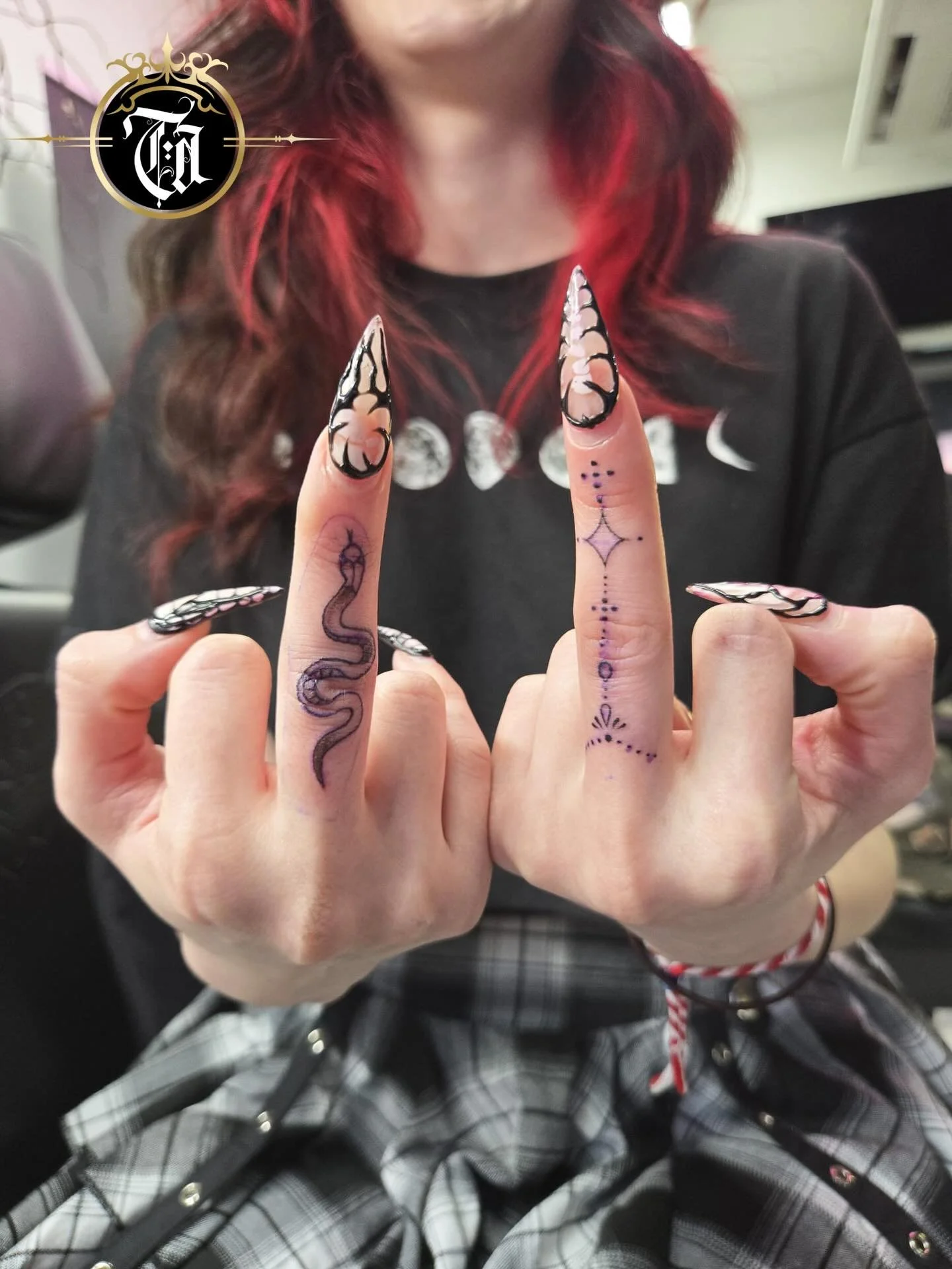 🖕🖕 Finger Tats 🐍

Love this! 

⚜️

@lyd.tattoos 

⚜️

Sponsored by:
@kwadron 
@dragonhawktattoos 
@dragonhawkofficial 

#tattoo #tattooing #tattoos #tattooed #art