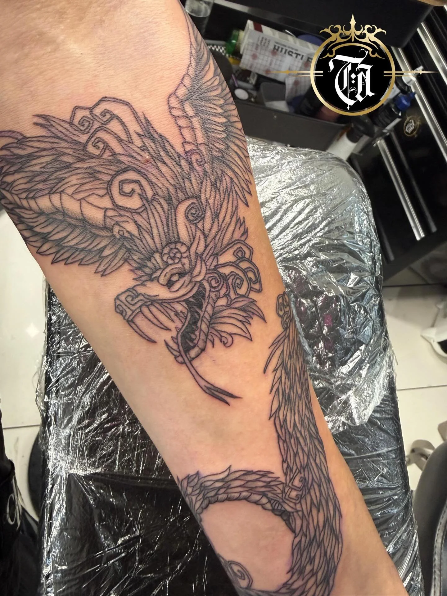 Flying Serpent Tattoo 🙌

⚜️

@inkandescent.tattoos 

⚜️

Swipe for video 👉📹

Sponsored by:
@kwadron 
@dragonhawktattoos 
@dragonhawkofficial 

#tattoo #tattooing #tattoos #tattooed #art