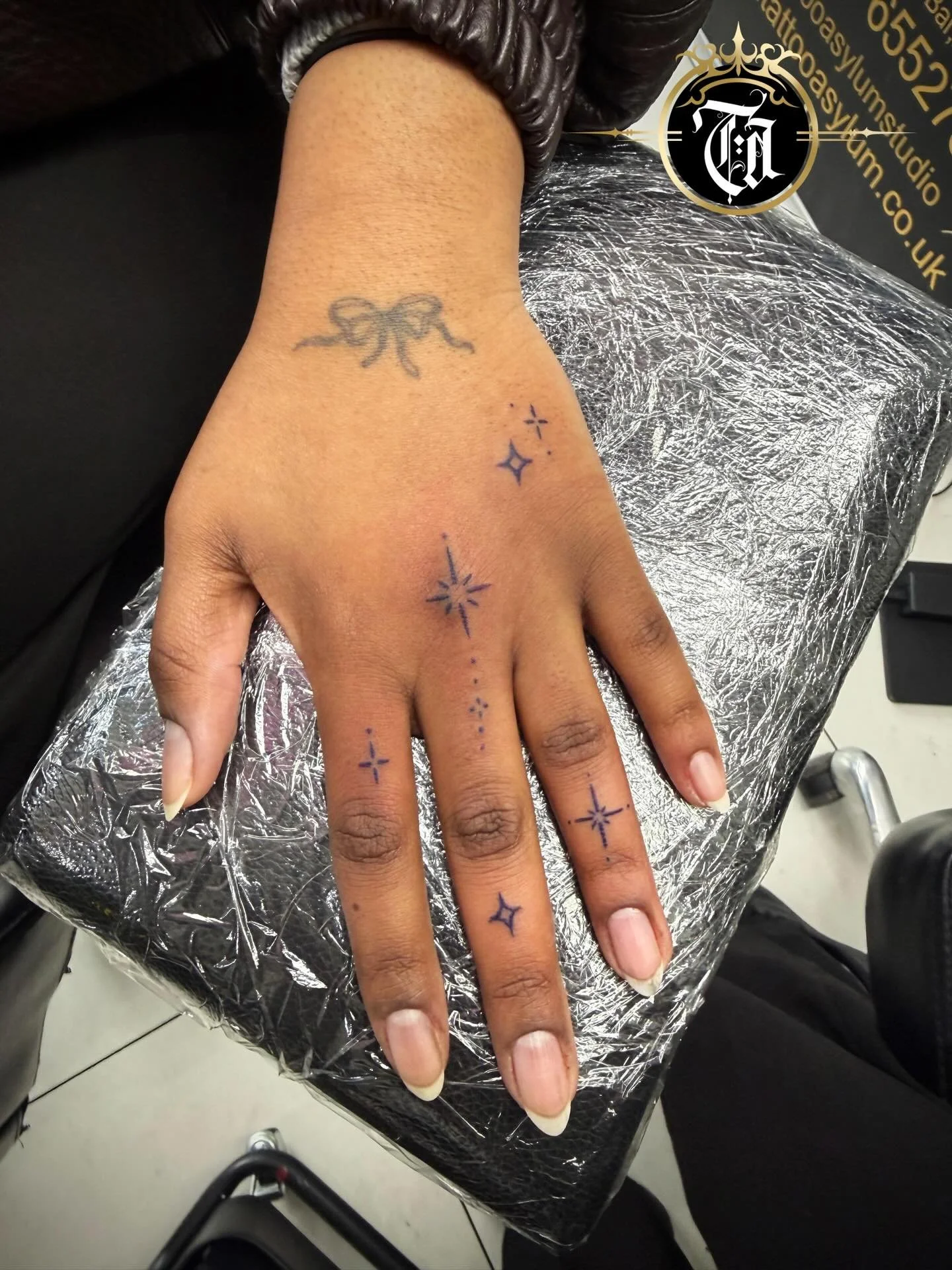 Finger Tats 💅

⚜️

@inkandescent.tattoos 

⚜️

Sponsored by:
@kwadron 
@dragonhawktattoos 
@dragonhawkofficial 

#tattoo #tattooing #tattoos #tattooed #art