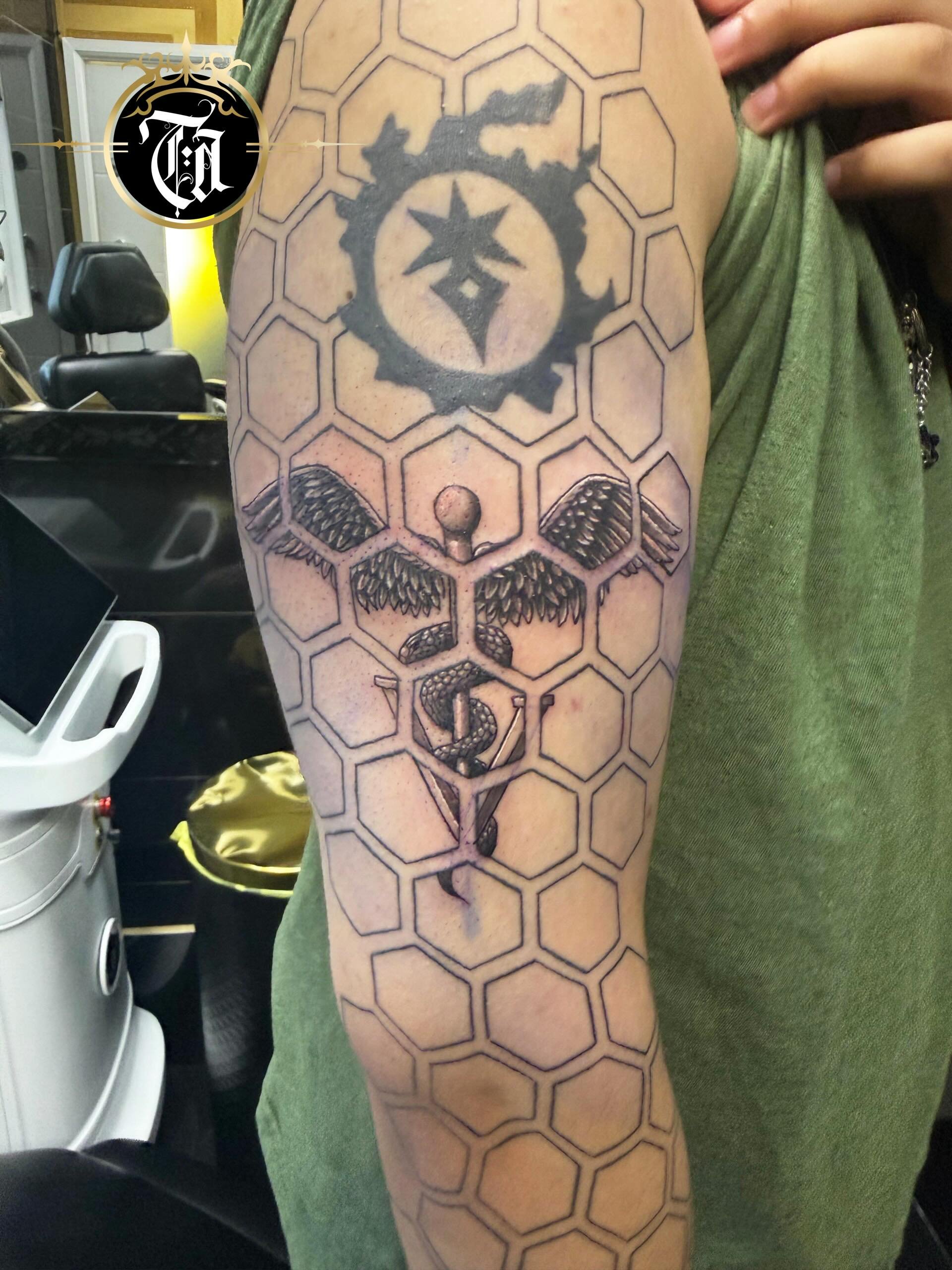 Very Clean 🔥🔥

Hexagonal sleeve with more infills to come. Top tattoo not our work 

⚜️

@inkandescent.tattoos 

⚜️

Swipe to see all 👉👉
Sponsored by:
@kwadron 
@dragonhawktattoos 
@dragonhawkofficial 

#tattoo #tattooing #tattoos #tattooed #art
