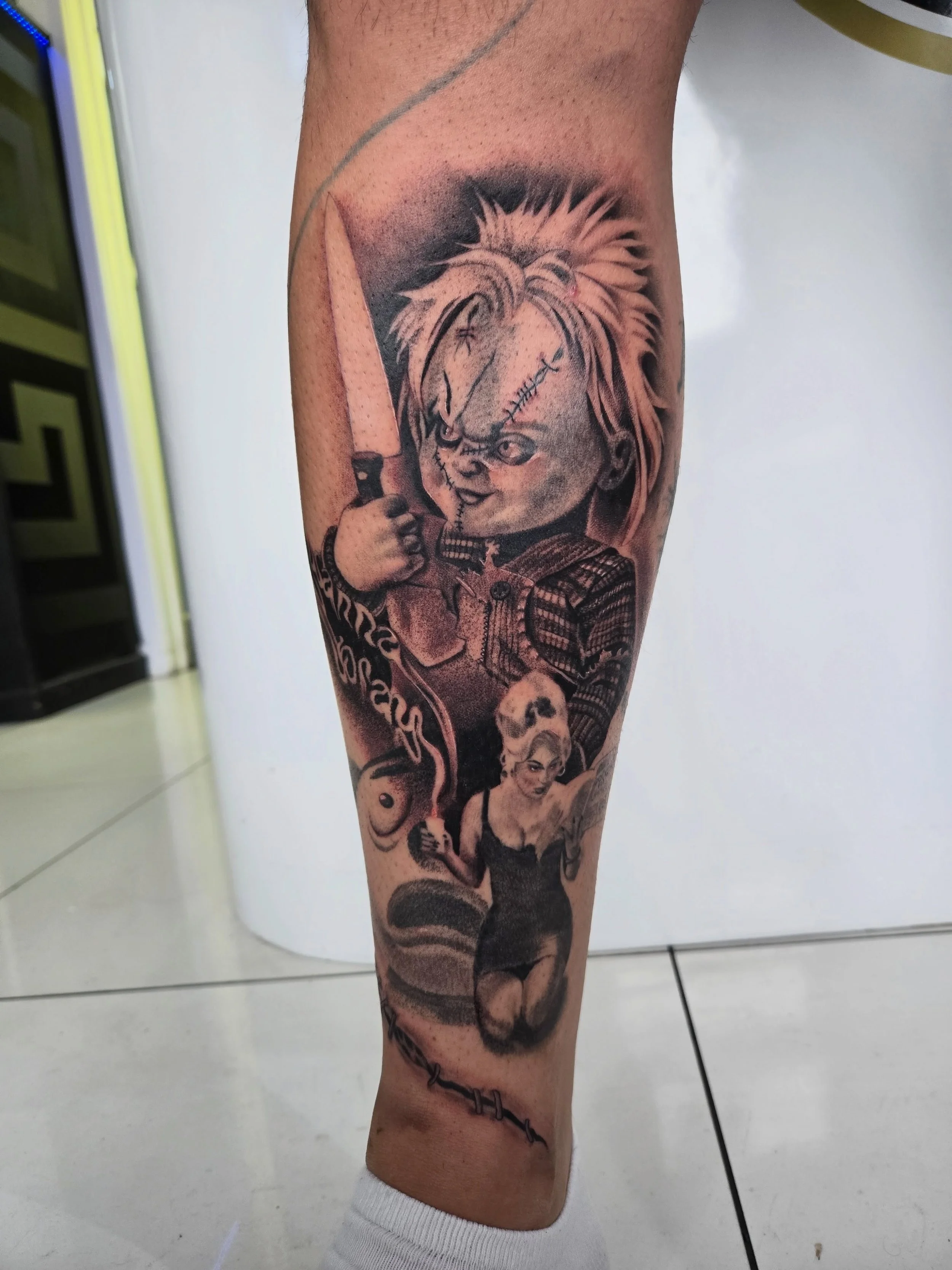 Custom Chucky leg sleeve tattoo, bringing together iconic horror imagery with detailed black and grey realism.

✦

Artist: @lyd.tattoos 

DM us to book a consultation or your next tattoo, or give us a call on 01707 655273.

✦

Sponsored by:
@kwadron
