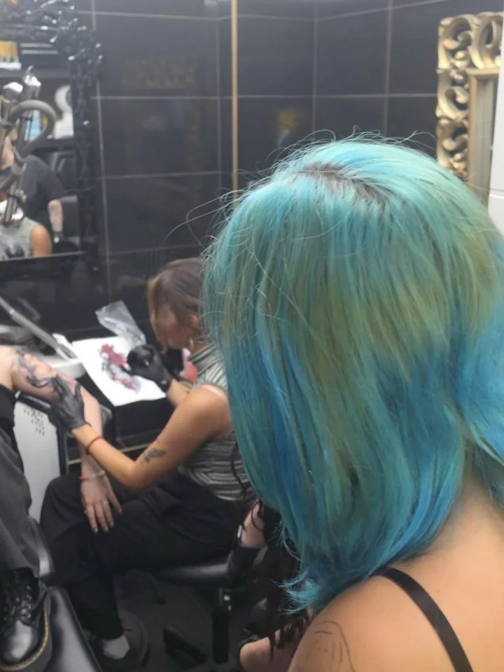 🎓 Day 3 of our September Tattoo Course! 🖊️

Today our students got to observe a live tattoo session, with step-by-step explanations, before putting their knowledge into practice by creating stencil designs and tattooing on fake skin.

Learning, pra