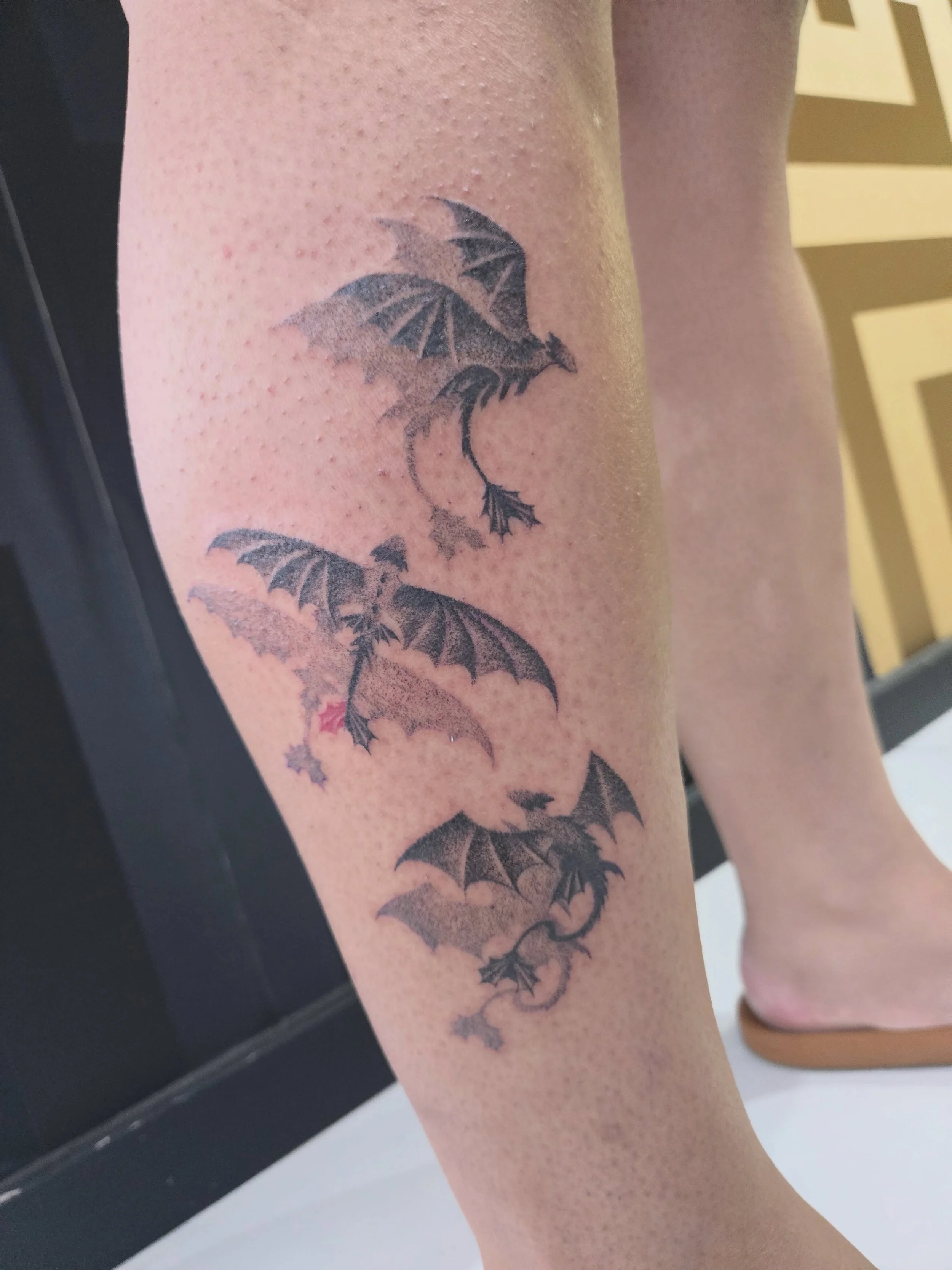 🐉 Custom black and grey dragon and tiger tattoo, combining detailed realism with strong contrast and shading. 🐅

✦

Artist: @lyd.tattoos 

DM us to book a consultation or your next tattoo, or give us a call on 01707 655273.

✦

Sponsored by:
@kwadr