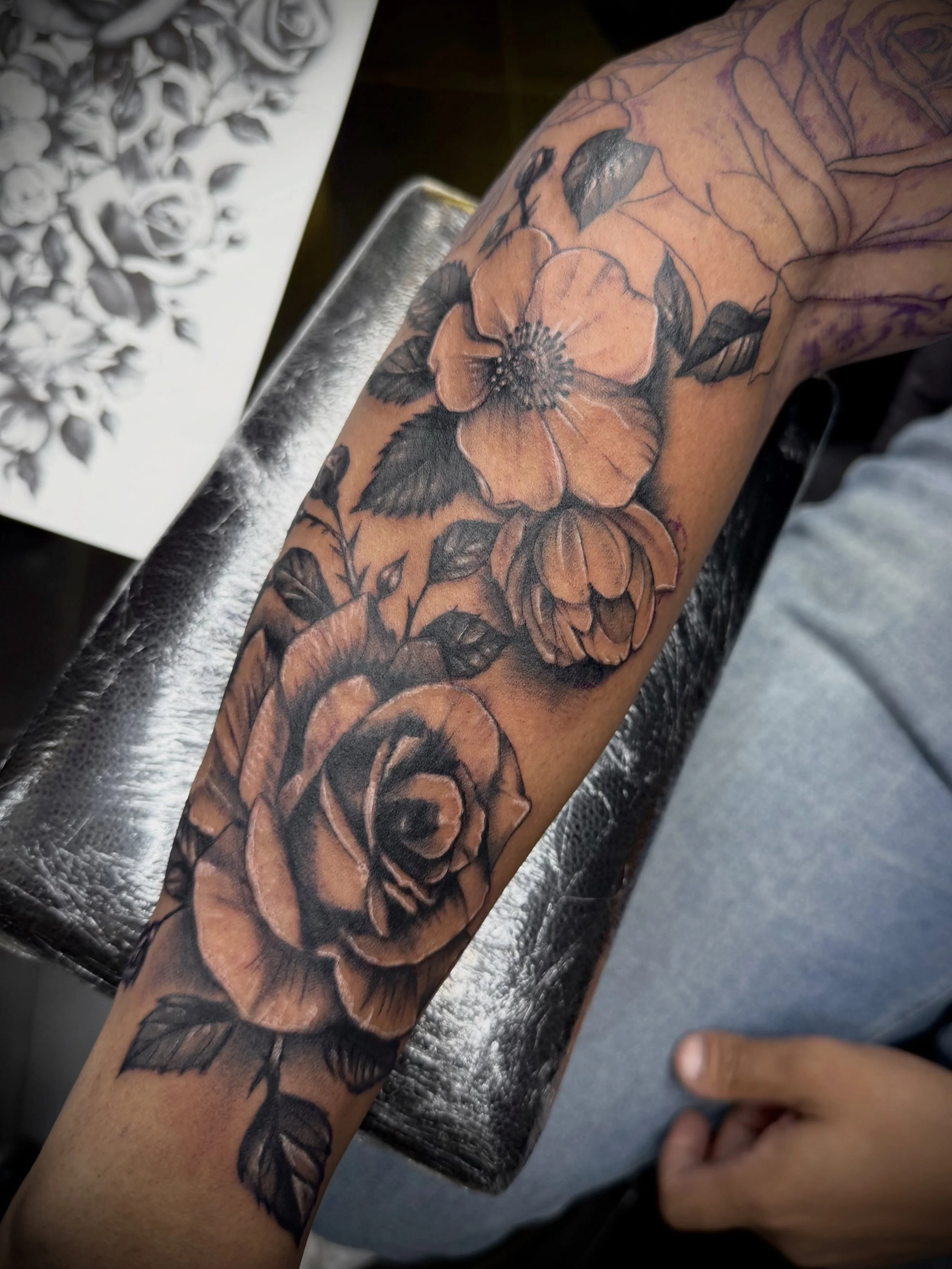 🌸 Custom black and grey floral sleeve, featuring detailed roses, flowers and leaves with soft shading throughout.

✦

Artist: @inkandescent.tattoos 

DM us to book a consultation or your next tattoo, or give us a call on 01707 655273.

✦

Sponsored 