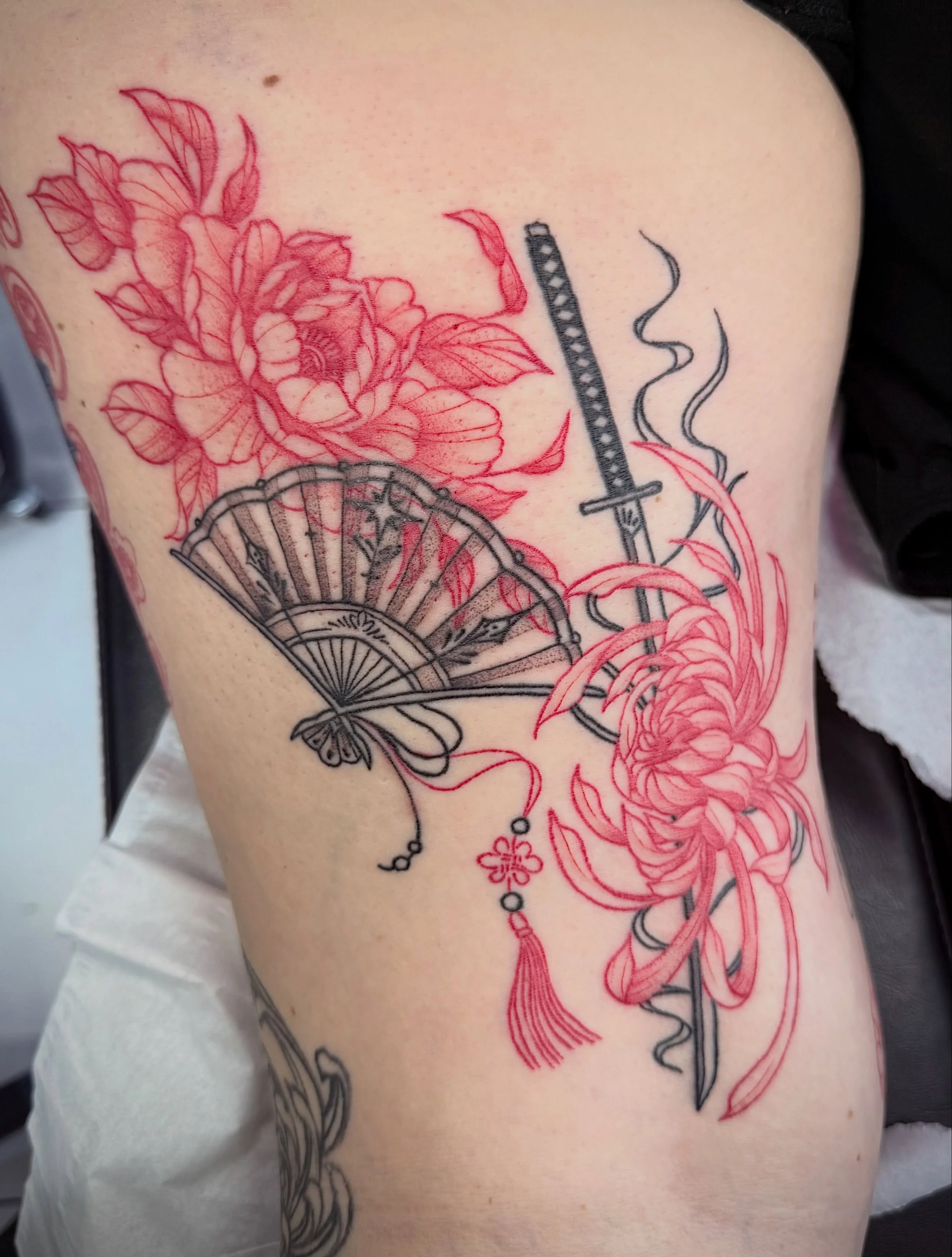 🌸 Custom red and black Japanese-inspired tattoo, featuring delicate chrysanthemums, a decorative fan and a traditional sword design.

✦

Artist: @inkandescent.tattoos 

DM us to book a consultation or your next tattoo, or give us a call on 01707 655