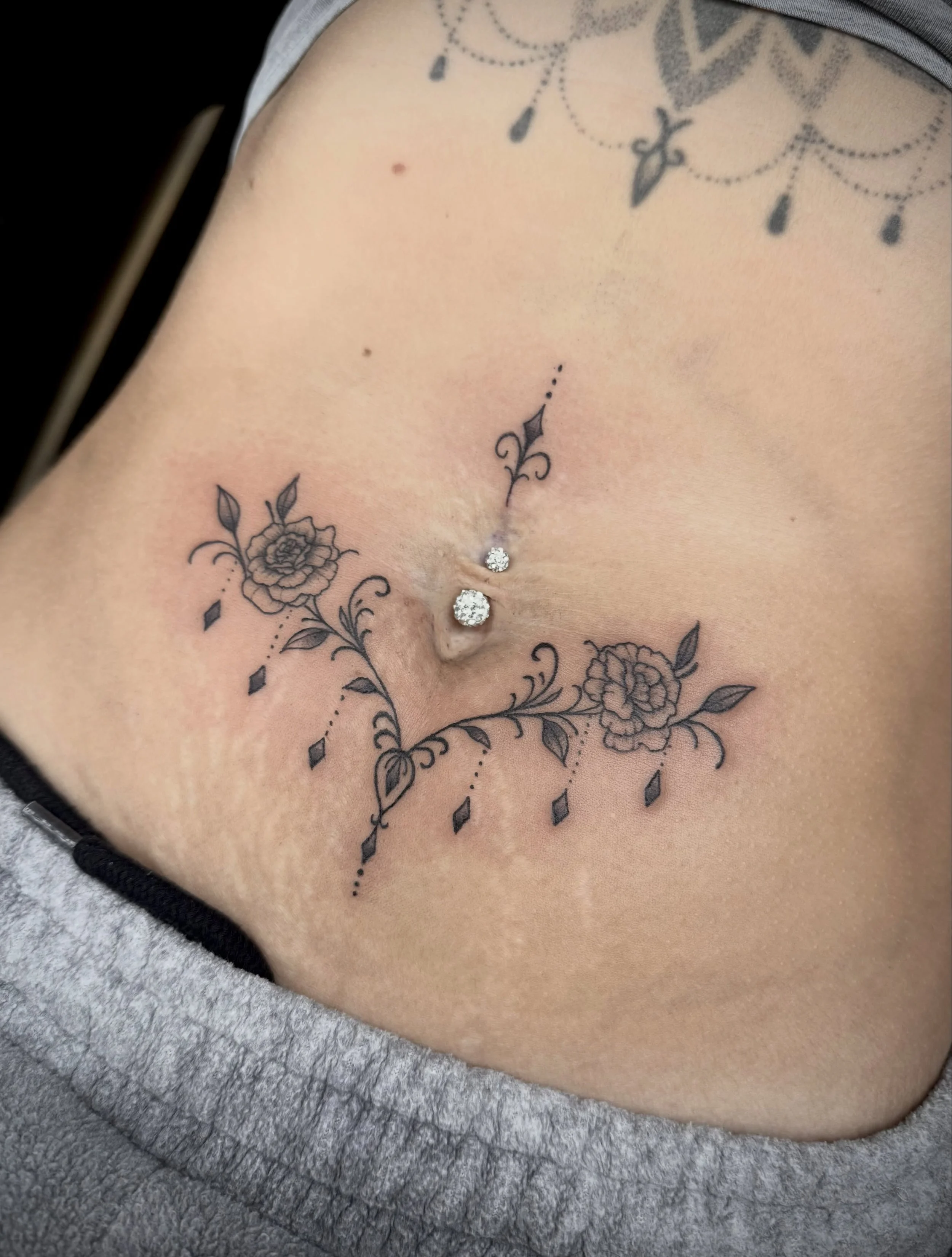 🖤 Custom black and grey floral belly tattoo, featuring delicate roses, fine linework and ornamental details.

✦

Artist: @inkandescent.tattoos 

DM us to book a consultation or your next tattoo, or give us a call on 01707 655273.

✦

Sponsored by:
@