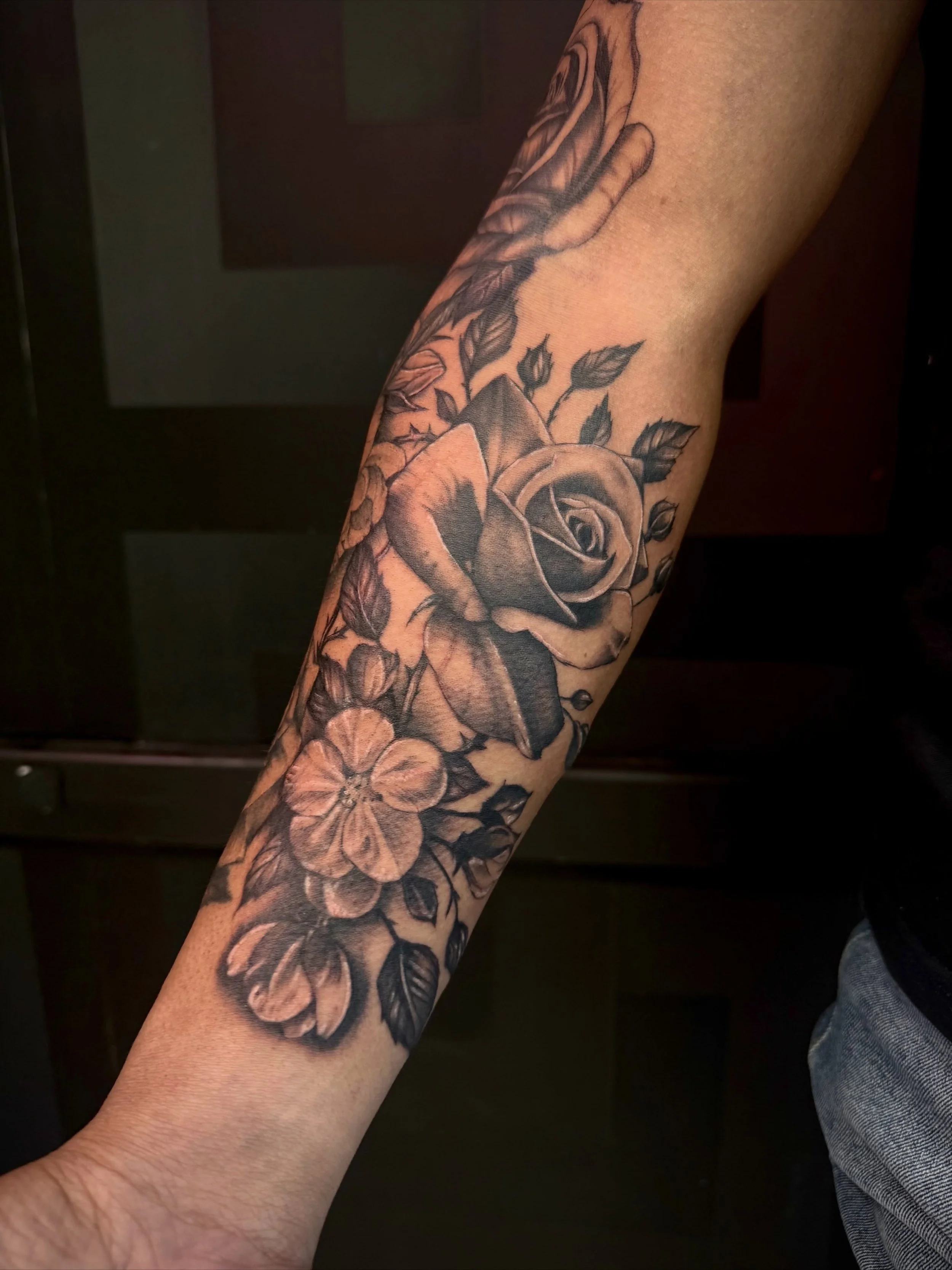 🌸 Part 2 of this custom black and grey floral sleeve, featuring detailed roses, delicate blossoms and smooth shading throughout.

✦

Artist: @inkandescent.tattoos 

DM us to book a consultation or your next tattoo, or give us a call on 01707 655273.