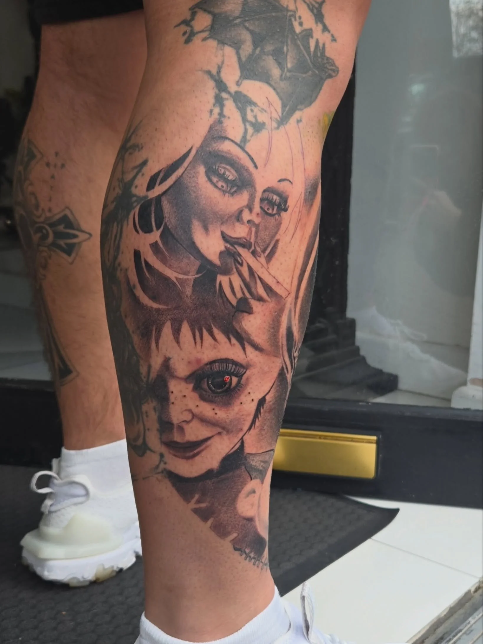 🔪 Second session on this custom Tiffany and Glen tattoo, bringing these iconic horror characters to life with bold details and black and grey realism. More to come as we continue building this piece!

✦

Artist: @lyd.tattoos 

DM us to book a consul