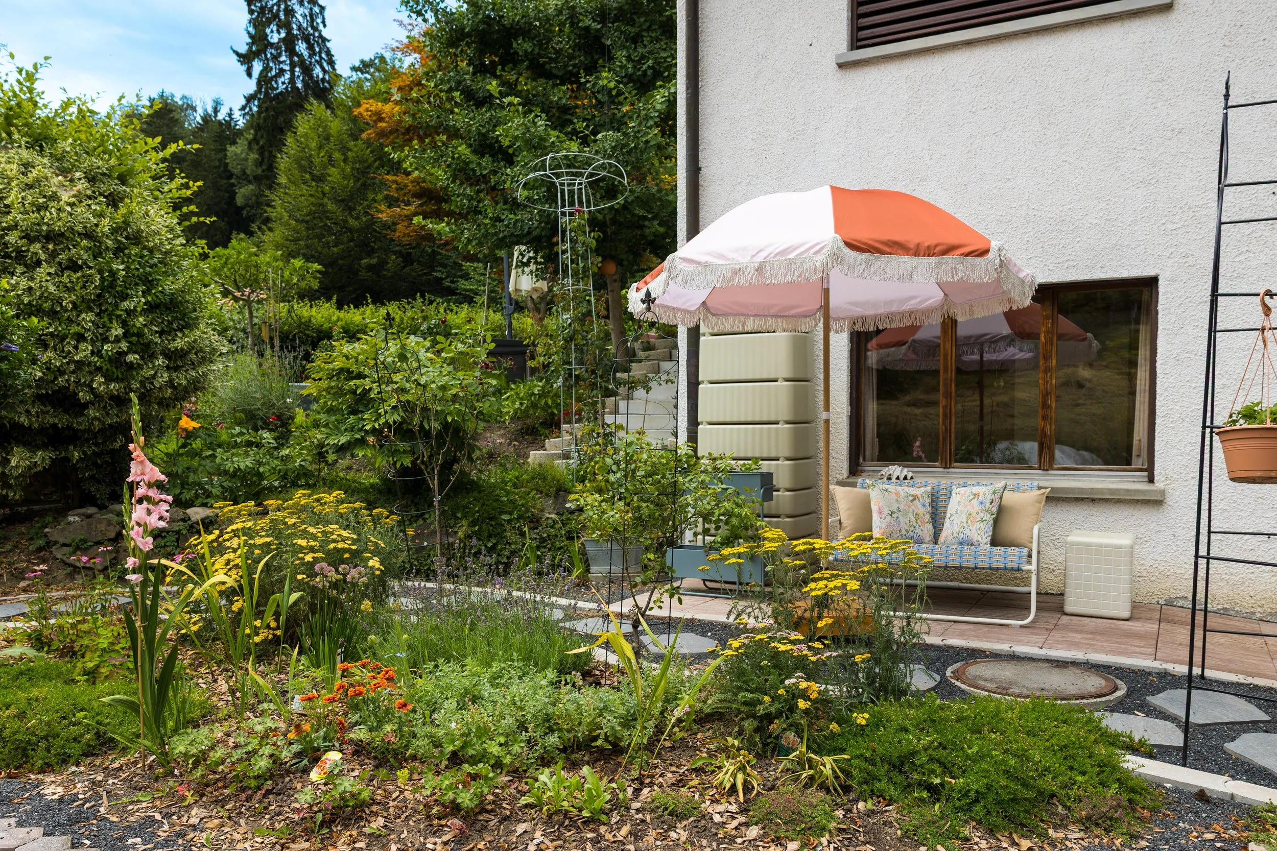 Blumen_vor_Haus.jpg