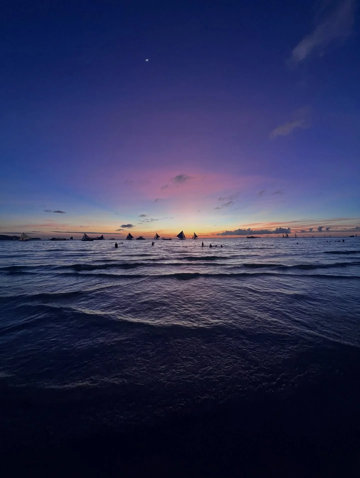 Hard to believe places like this exist on earth. Even the moon is smiling 🌙

#boracay #thephilippines #beautifulplaces #wanderlust #natureisbeautiful❤️