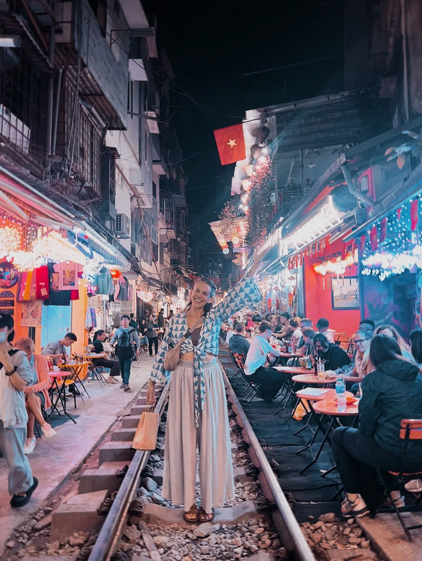 Good evening Vietnam 🇻🇳 

PS this was one of the most stressful coffees I&rsquo;ve ever had.

#vietnam #hanoi #trainstreet #hanoinights #allthecolours