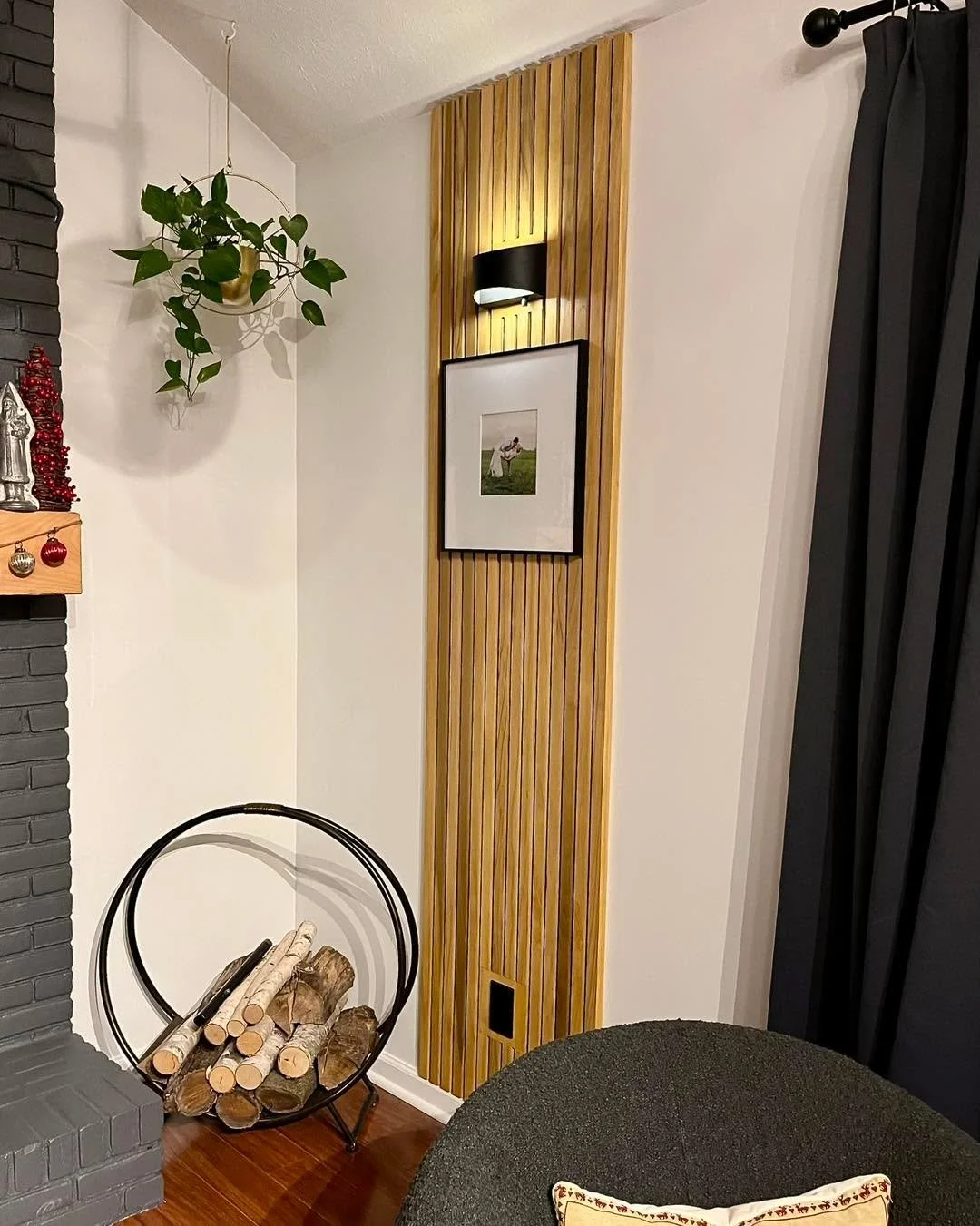 For those of you who have been seeing my stories and wondering what the final result looks like; the slat wall project is officially done!