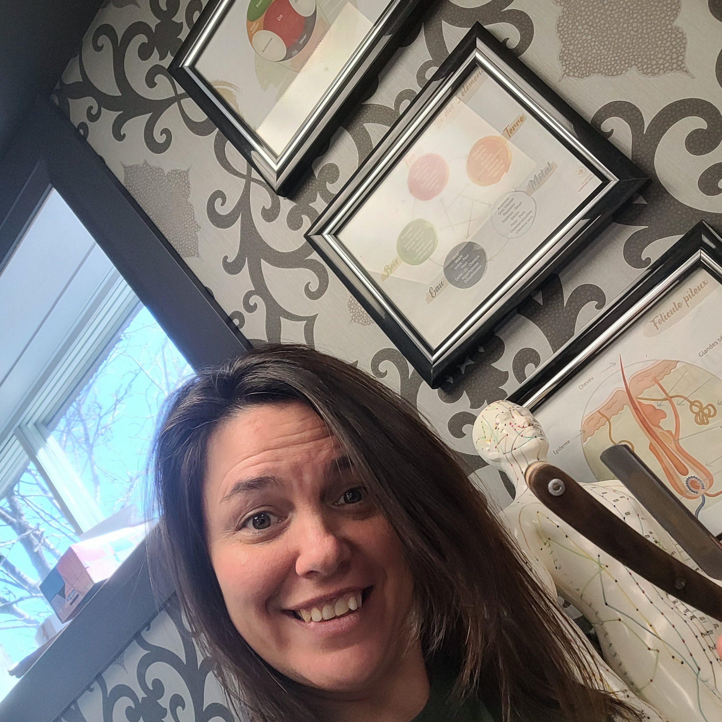 ortrait de la spécialiste capillaire chez Extravagance La Forfaiterie Beauté lors d'une consultation personnalisée