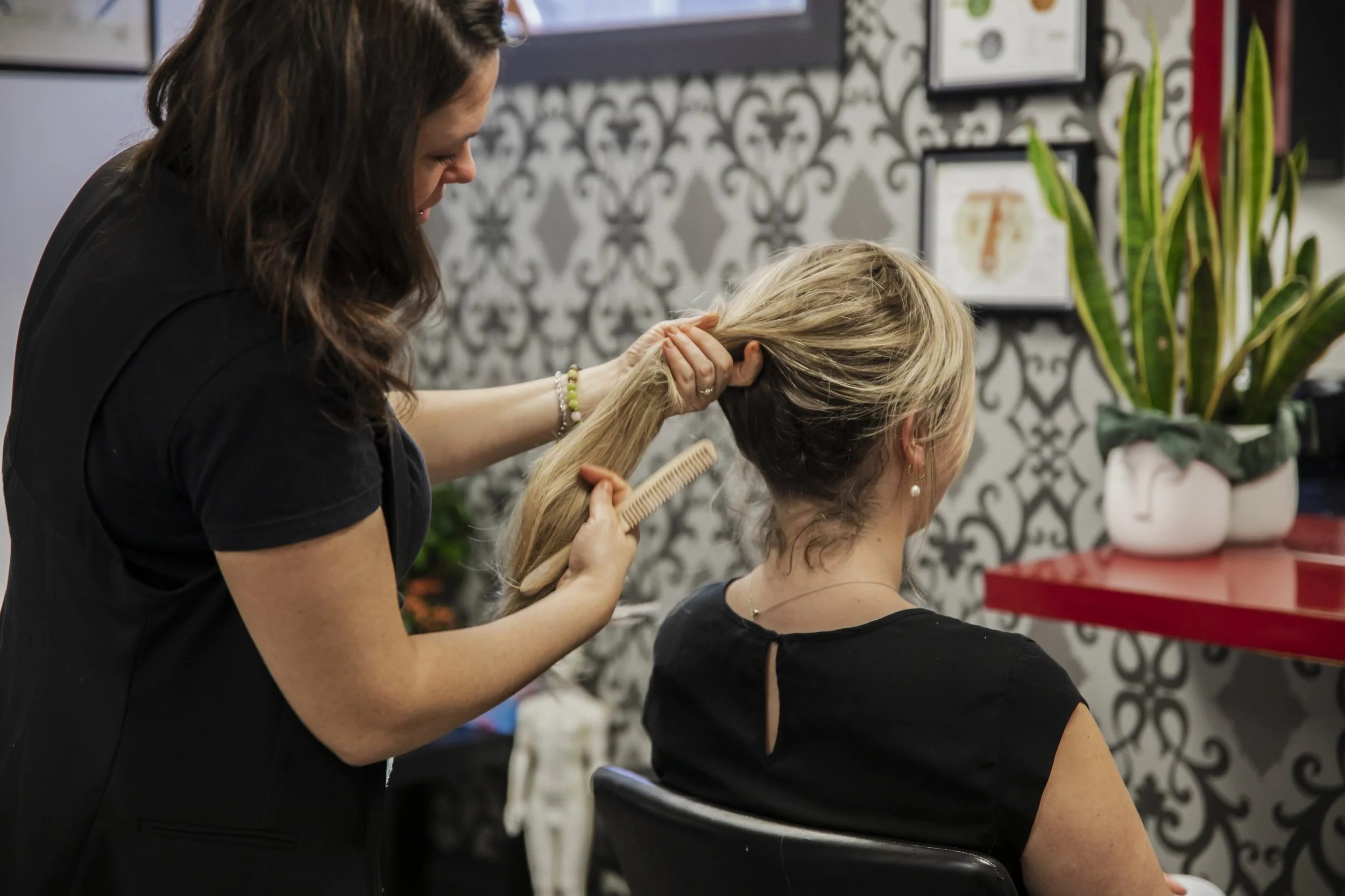 "Consultation capillaire personnalisée avec Annie Gagné : analyse des cheveux, du cuir chevelu et de la routine pour un soin sur-mesure."