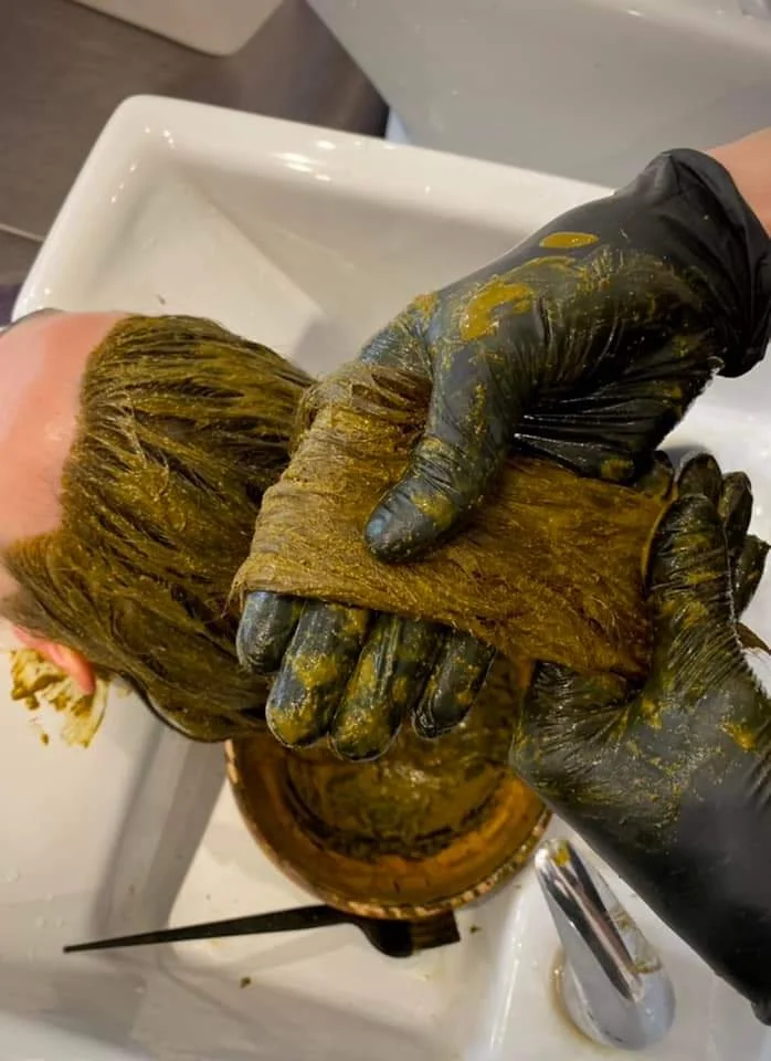 Coloration végétale aux plantes tinctoriales protégeant et nourrissant les cheveux pour une couleur éclatante et une fibre renforcée.