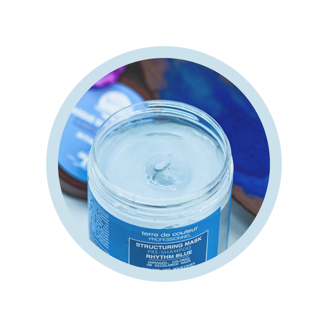 Soins rythmobiologiques - Bleu : Répare et restructure la cuticule capillaire, nourrit et reminéralise les cheveux, ravive l’éclat des colorations végétales ou chimiques, et redonne force et brillance aux cheveux secs et cassants.