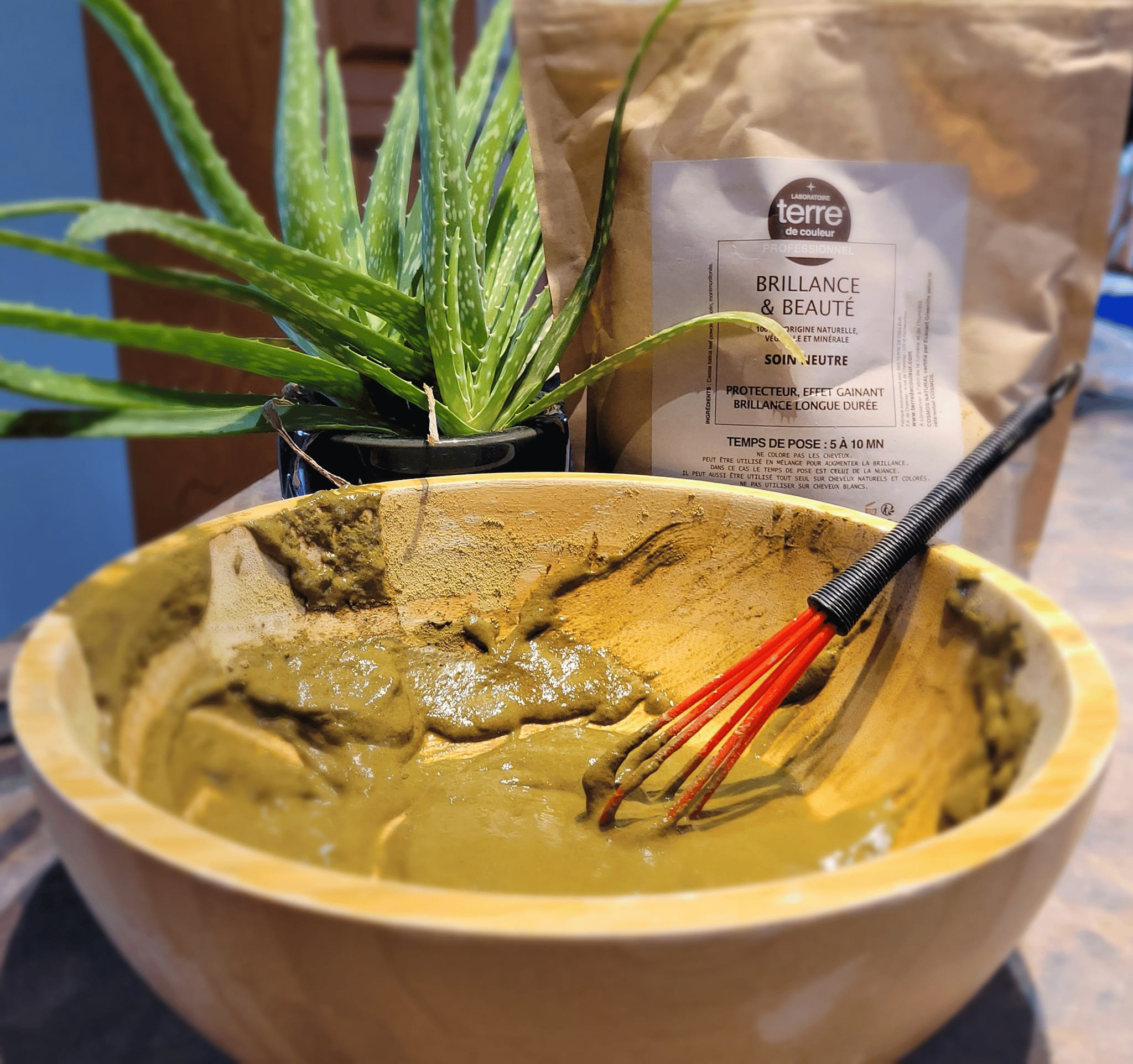 Coloration végétale 100 % naturelle offrant éclat, volume et couverture des cheveux blancs sans produits chimiques.