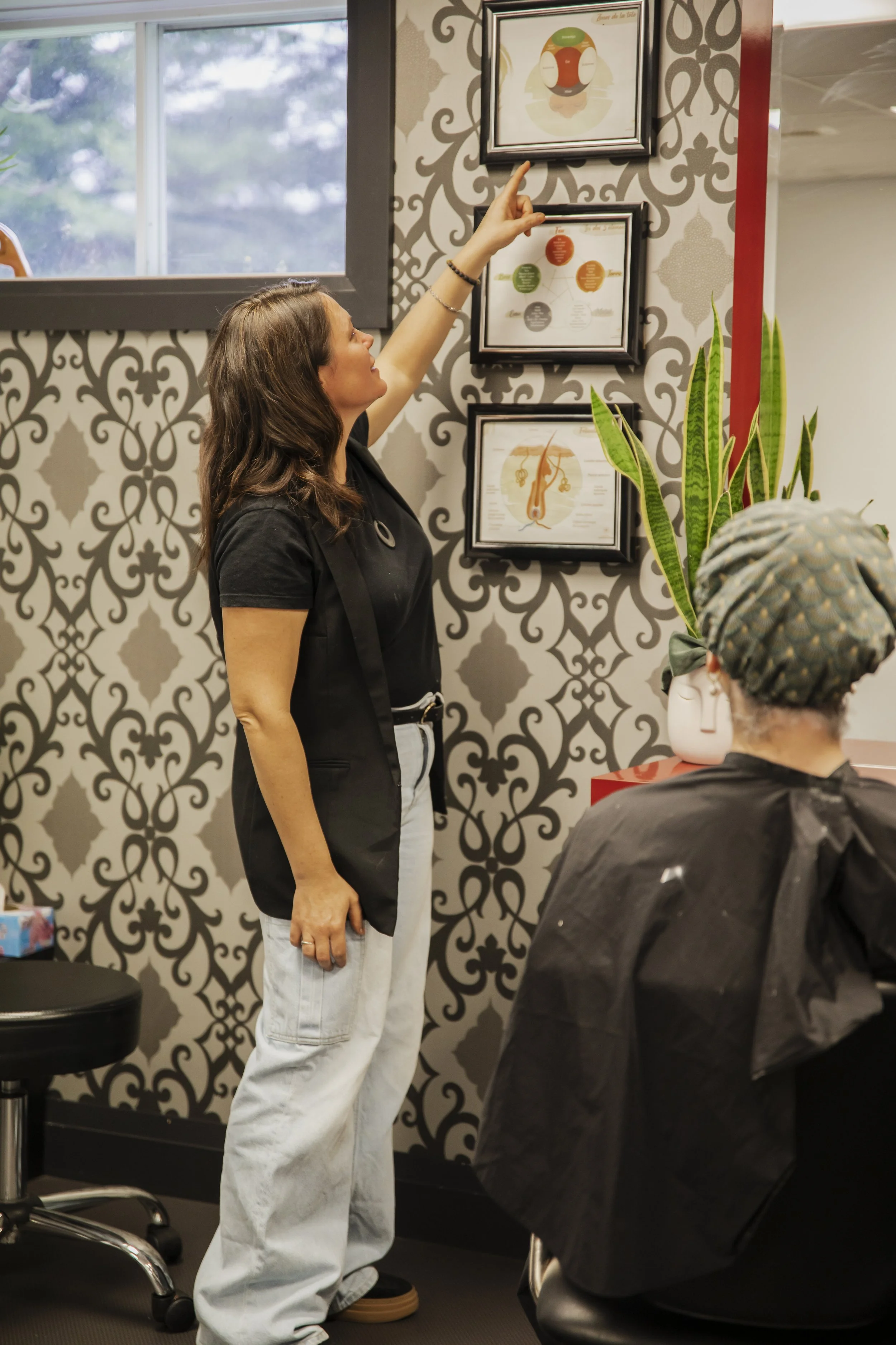 Explication des liens entre les cheveux, le cuir chevelu et les méridiens selon la médecine chinoise avec Annie Gagné : psycho-capillarité, vibrations et bienfaits physiques, mentaux et émotionnels de la coupe énergétique. »