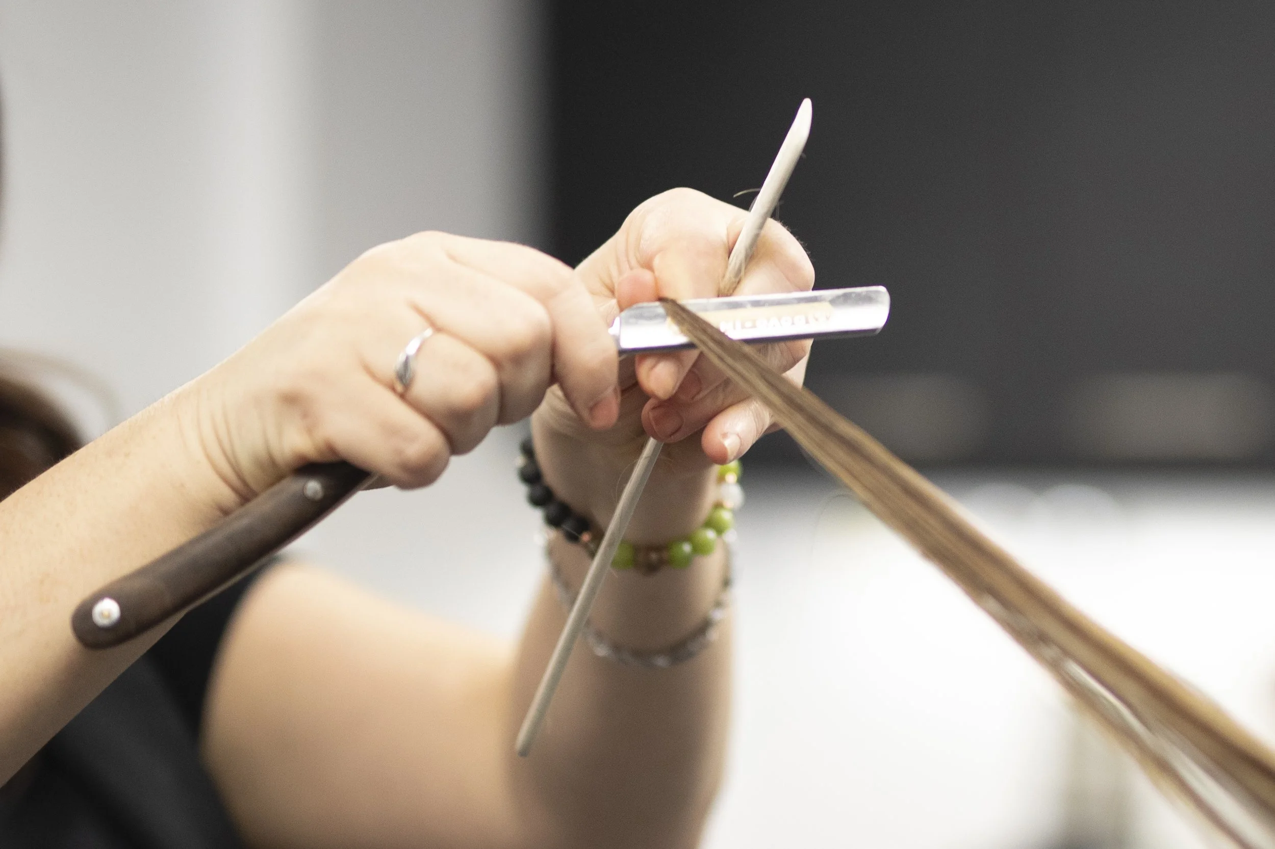 « Coupe énergétique avec Annie Gagné : phase tonifiante pour revitaliser les cheveux et libérer les tensions; phase apaisante pour réharmoniser l’énergie et libérer les mémoires cellulaires, procurant bien-être et légèreté. »