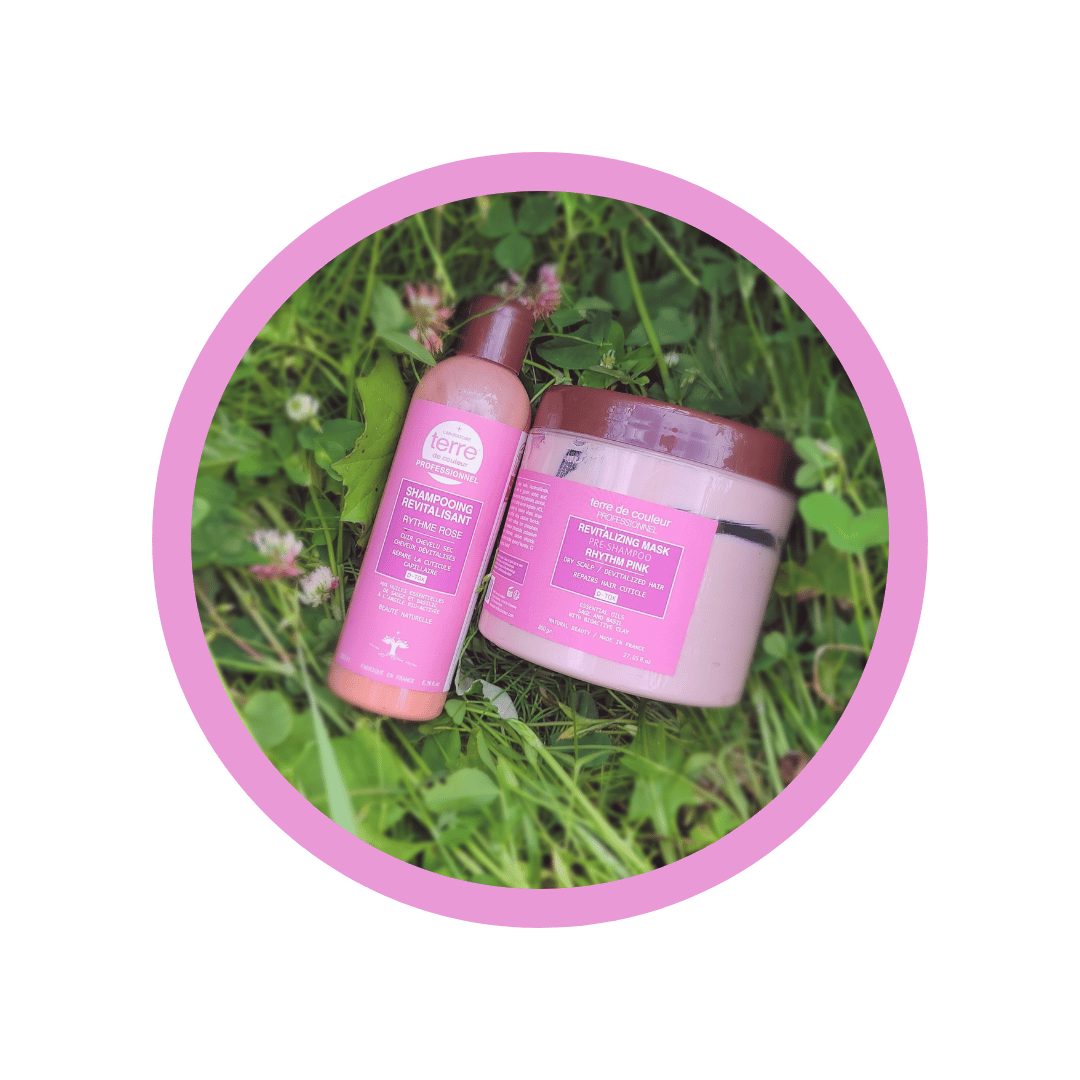 Soins rythmobiologiques - Rose : Hydrate en profondeur les cuirs chevelus secs, redonne vitalité aux cheveux fatigués et fragiles, et ravive l’éclat des cheveux longs, bouclés, frisés ou crépus.