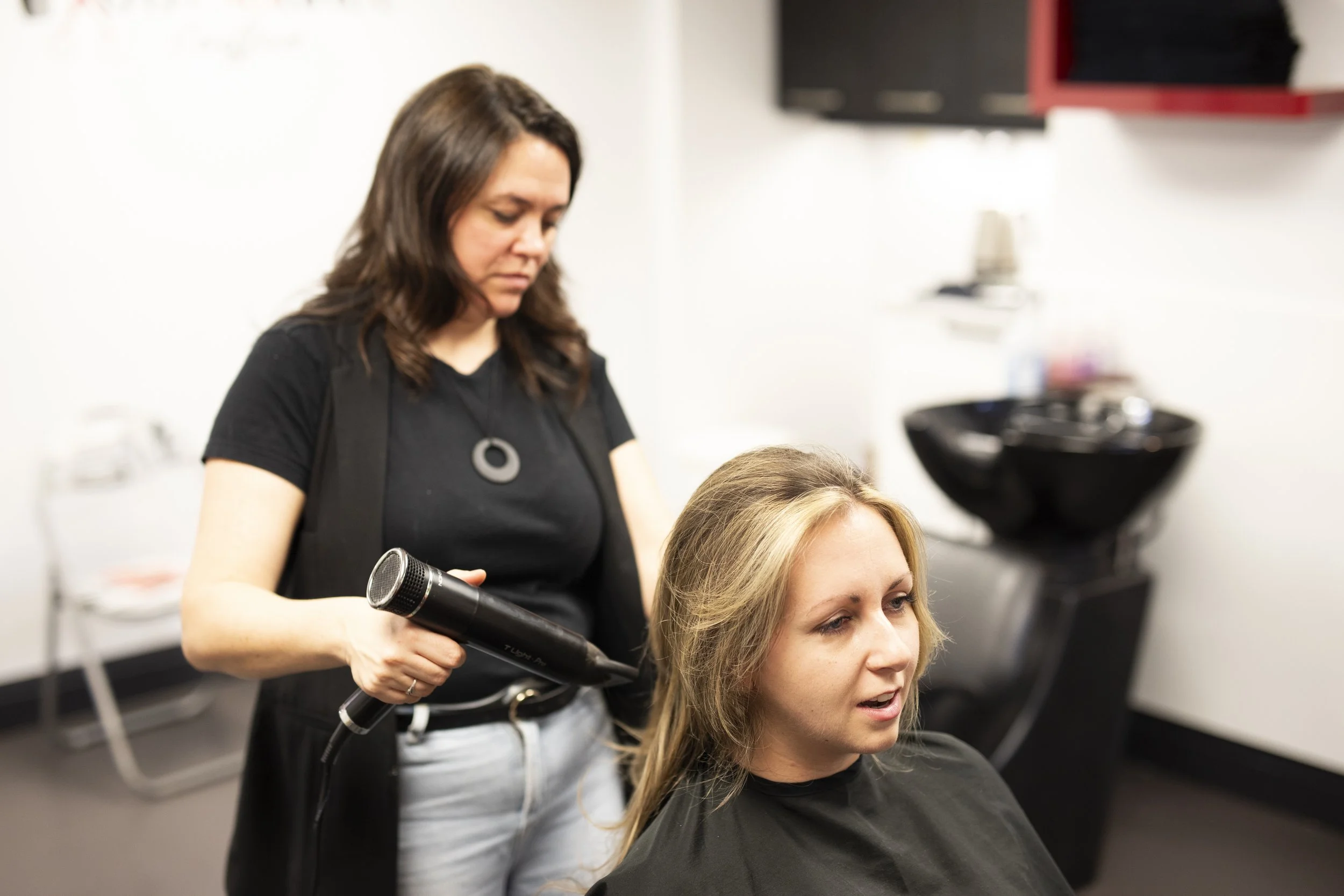 « Éclat final de la coupe énergétique avec Annie Gagné : mise en plis naturelle, cheveux brillants et revitalisés, sensation de bien-être prolongée et transformation visible des cheveux. »