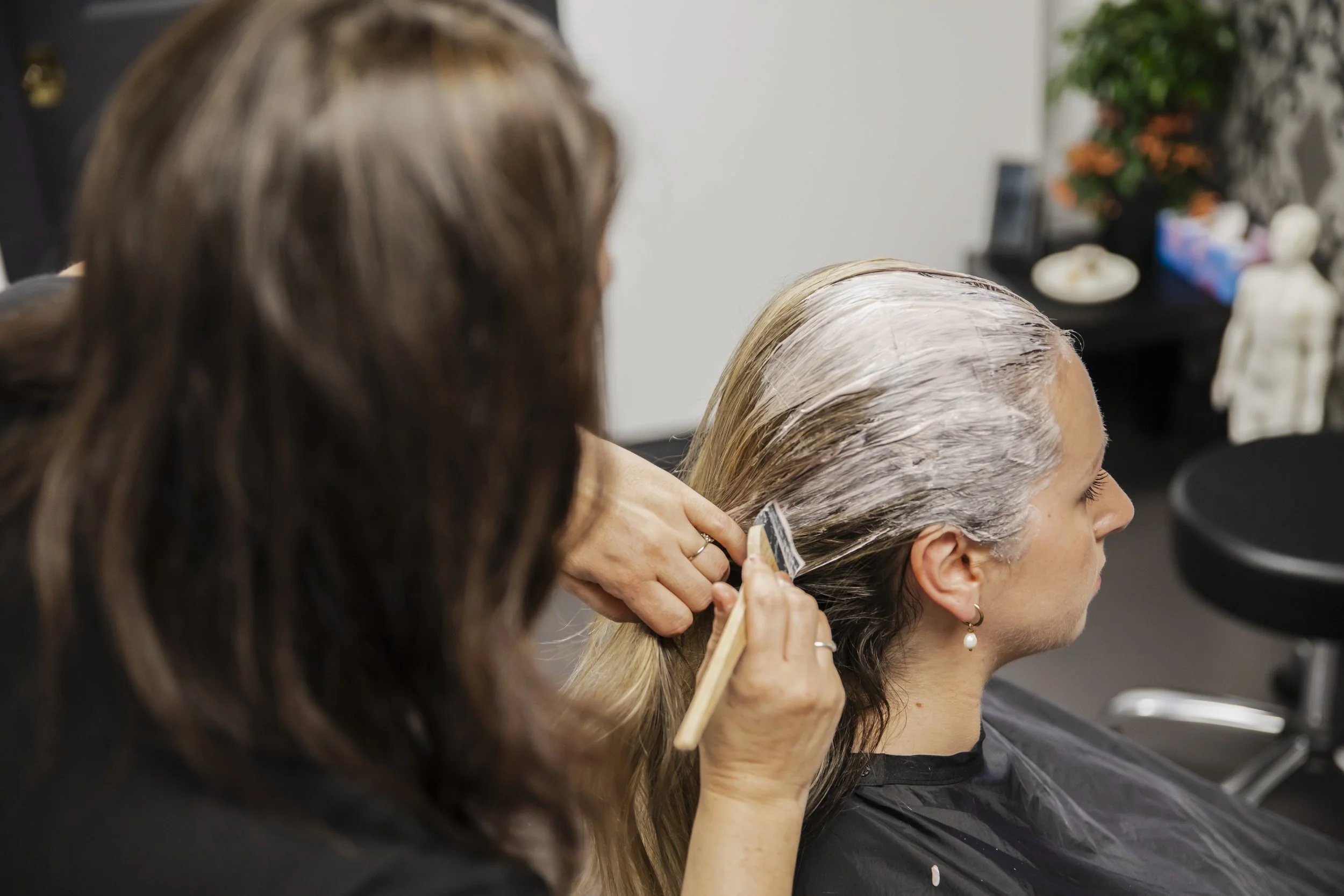 Application du soin rythmobiologique avec argile purifiante pour apaiser et revitaliser le cuir chevelu en profondeur.