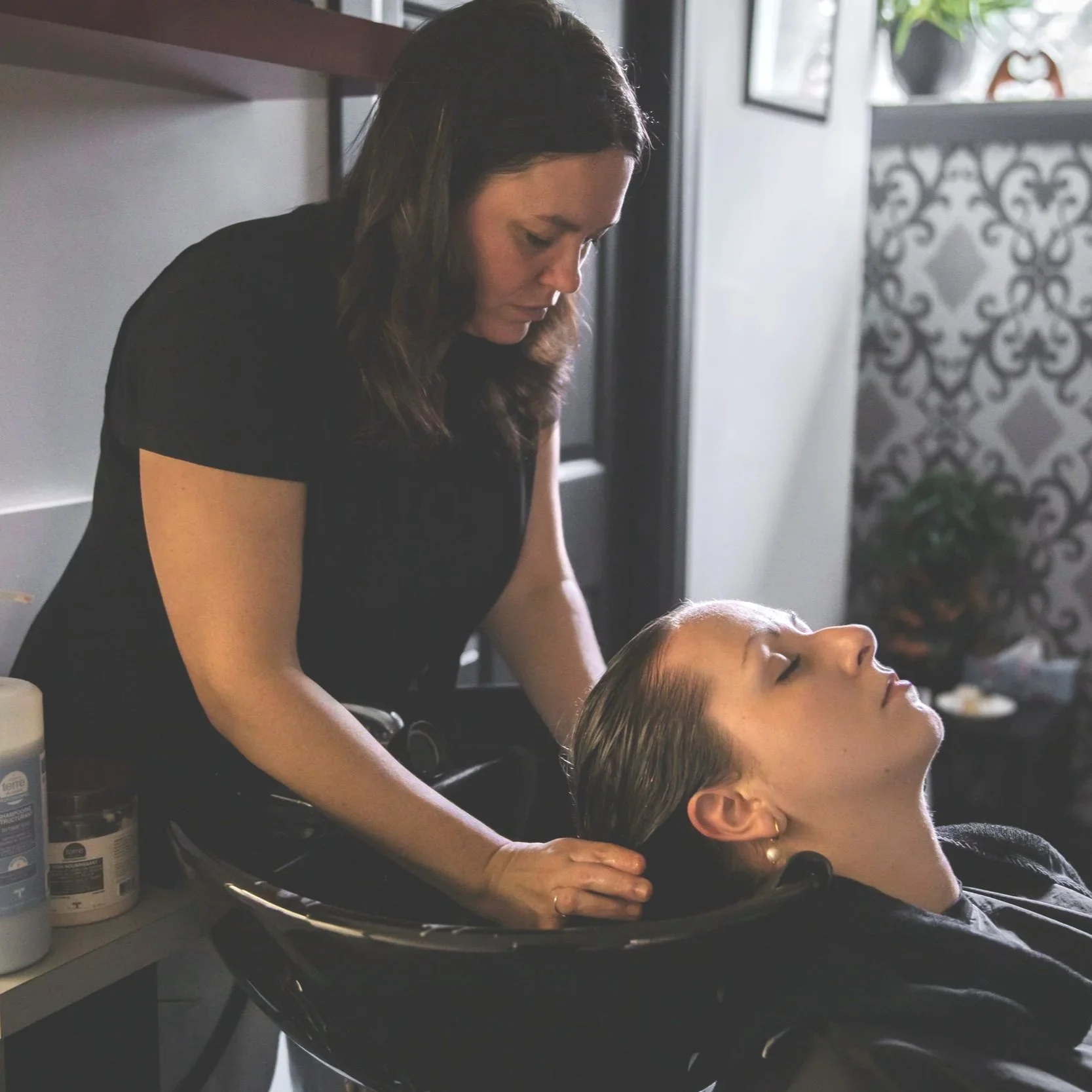 Spécialiste en santé capillaire offrant des solutions naturelles pour la repousse et la chute de cheveux en Beauce.