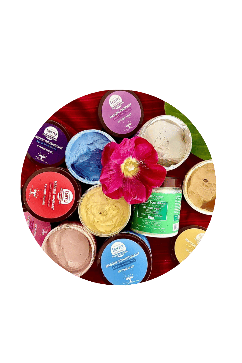 Application d'un masque rhythmobiologique naturel pour traiter le cuir chevelu, redonner vitalité et régénérer la texture des cheveux.