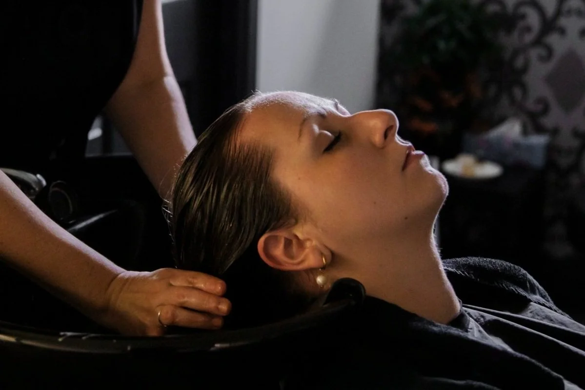 assage shiatsu crânien stimulant les méridiens énergétiques et préparant le cuir chevelu à la coupe énergétique.