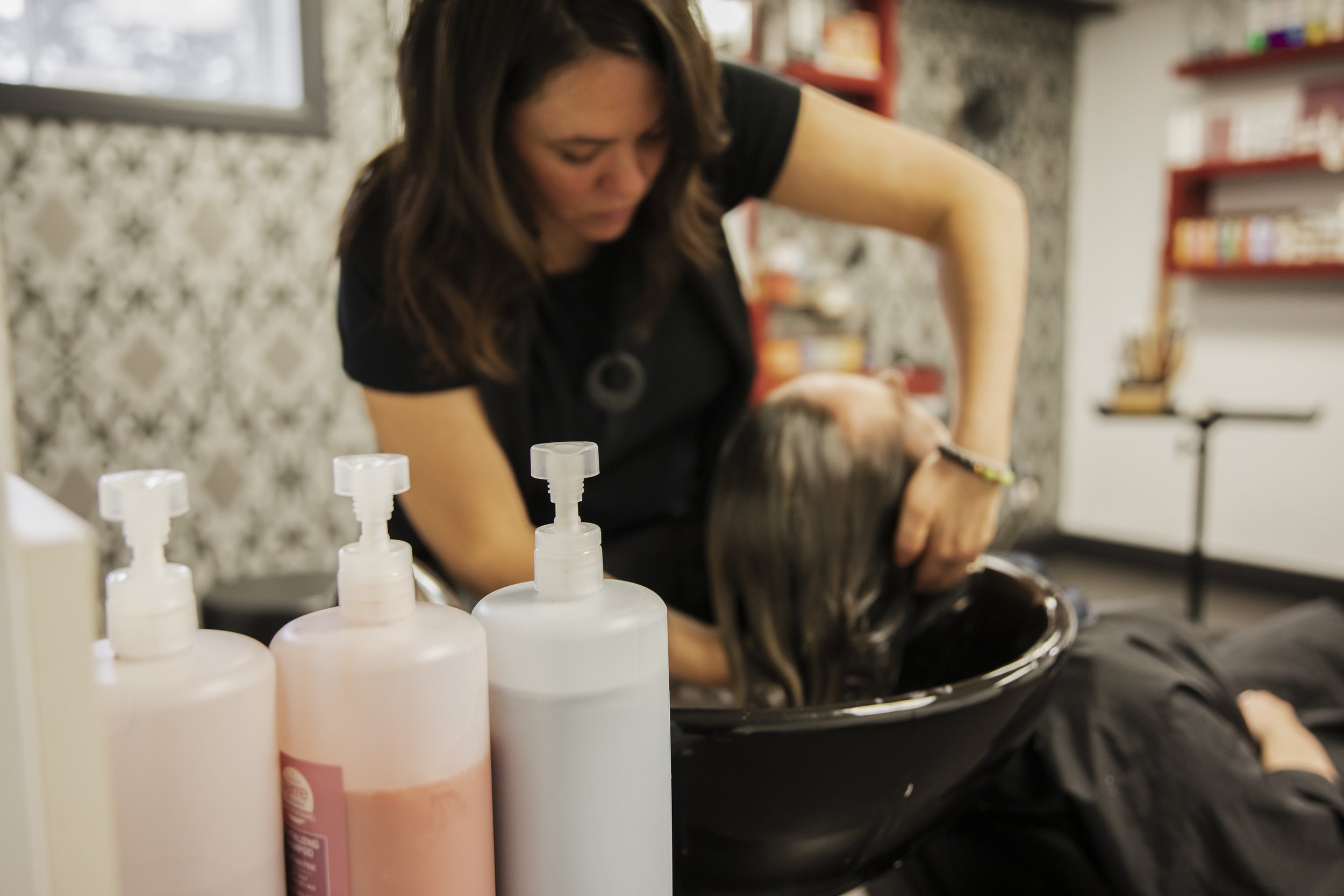 Rinçage et mise en beauté après le soin capillaire naturel, pour des cheveux éclatants, souples et oxygénés avec une sensation de bien-être durable.