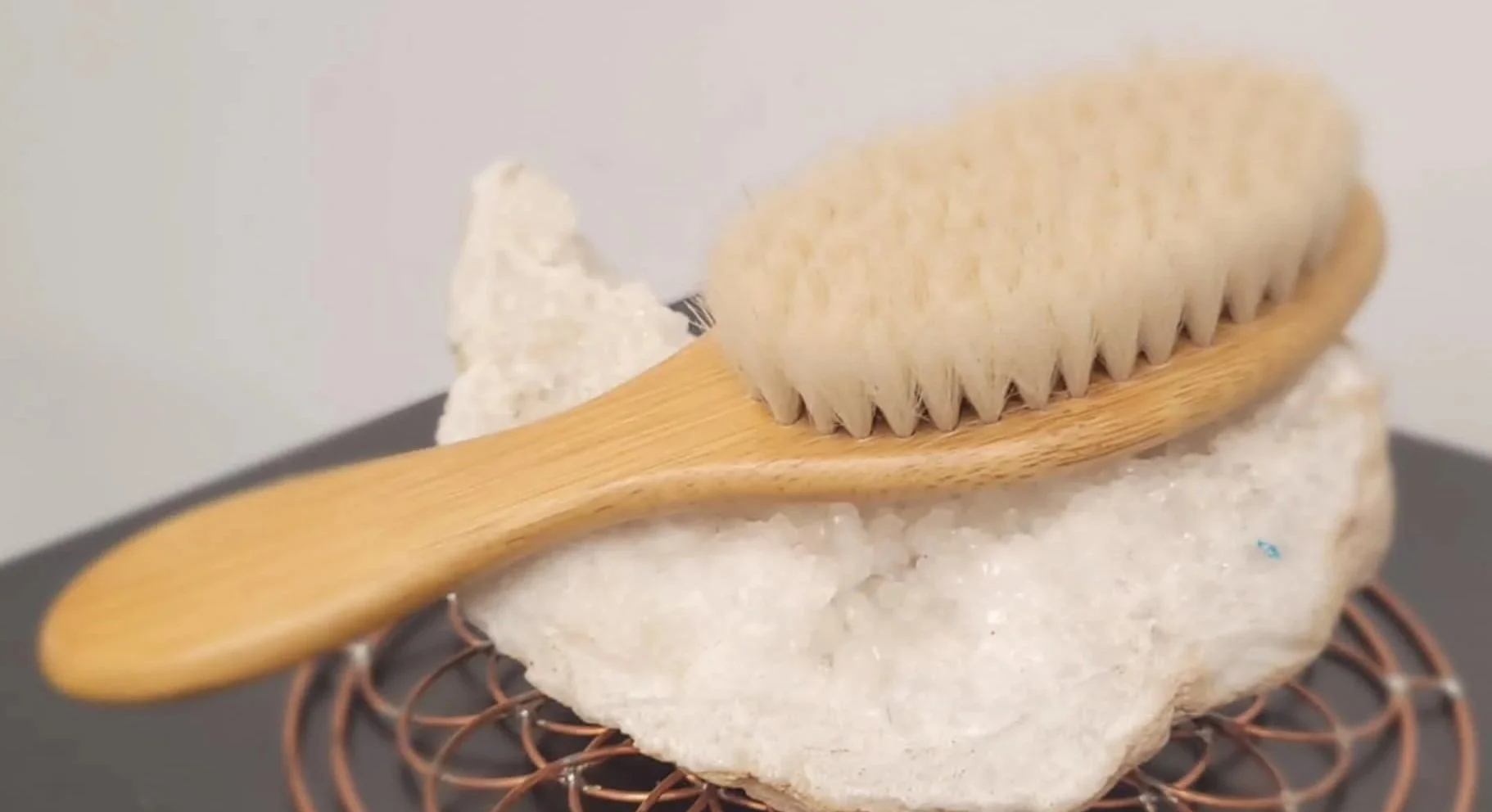 Brosse thérapeutique en bambou et poils de chèvre pour cuir chevelu sensible et repousse capillaire lors de cancer.