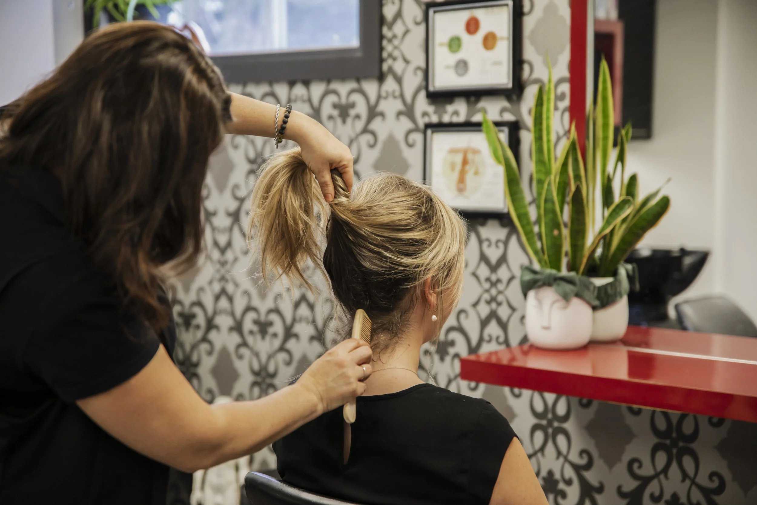 Consultation personnalisée avec analyse du cuir chevelu sur cheveux non lavés pour sélectionner le soin capillaire naturel idéal.