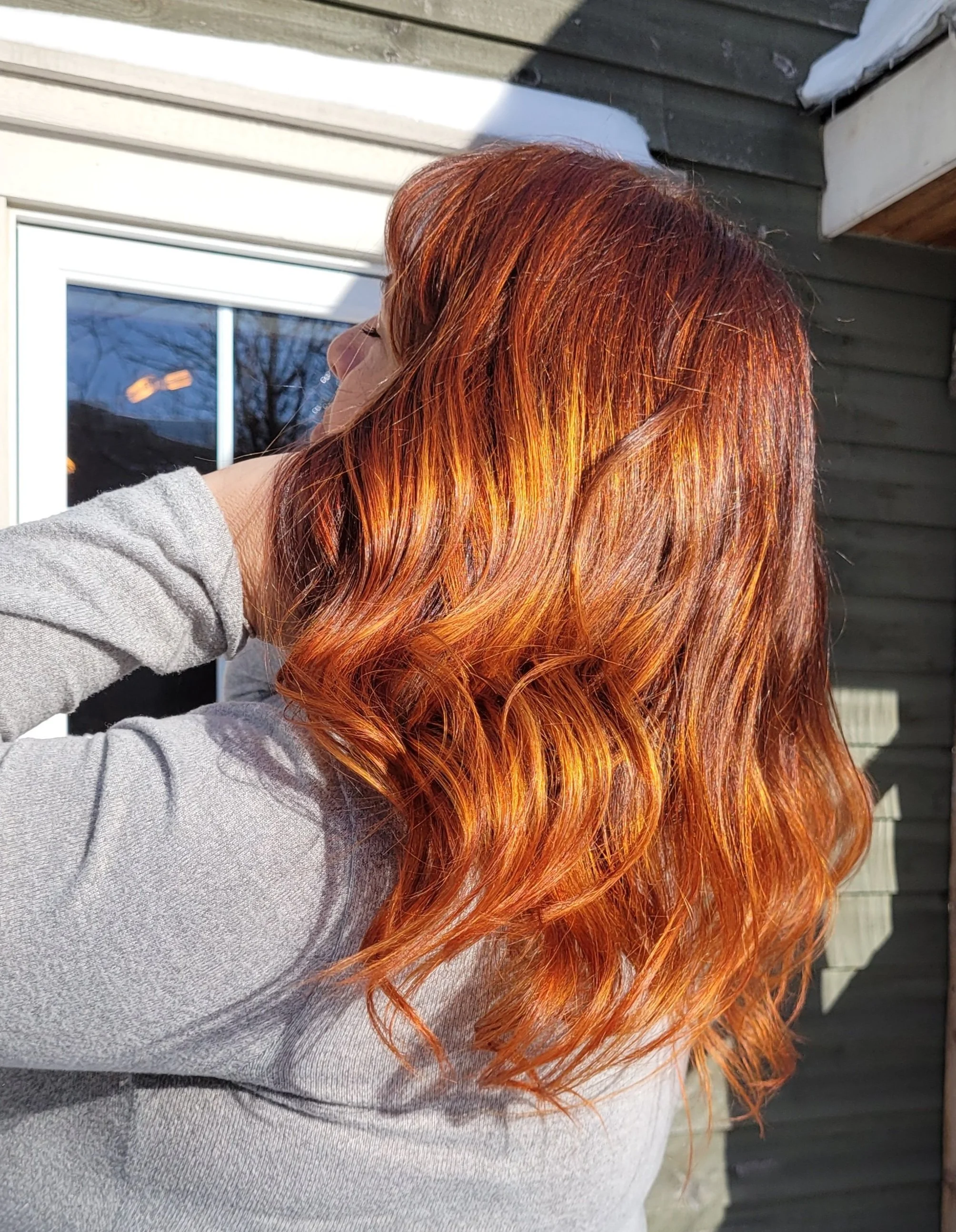 Coloration végétale naturelle couvrant efficacement les cheveux blancs avec une repousse douce et un effet fondu naturel.