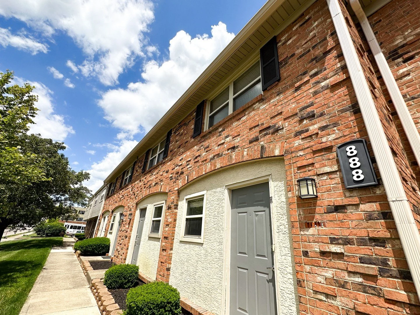 The perfect Apartment in the perfect location!📍⁠
⁠
Come make Village West your home today!