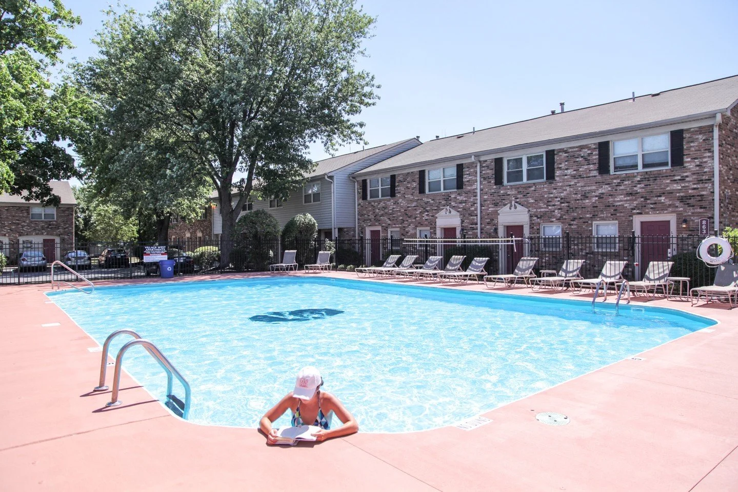 Swimsuits out, snow boots in&hellip; but we&rsquo;re missing this view! 🌟