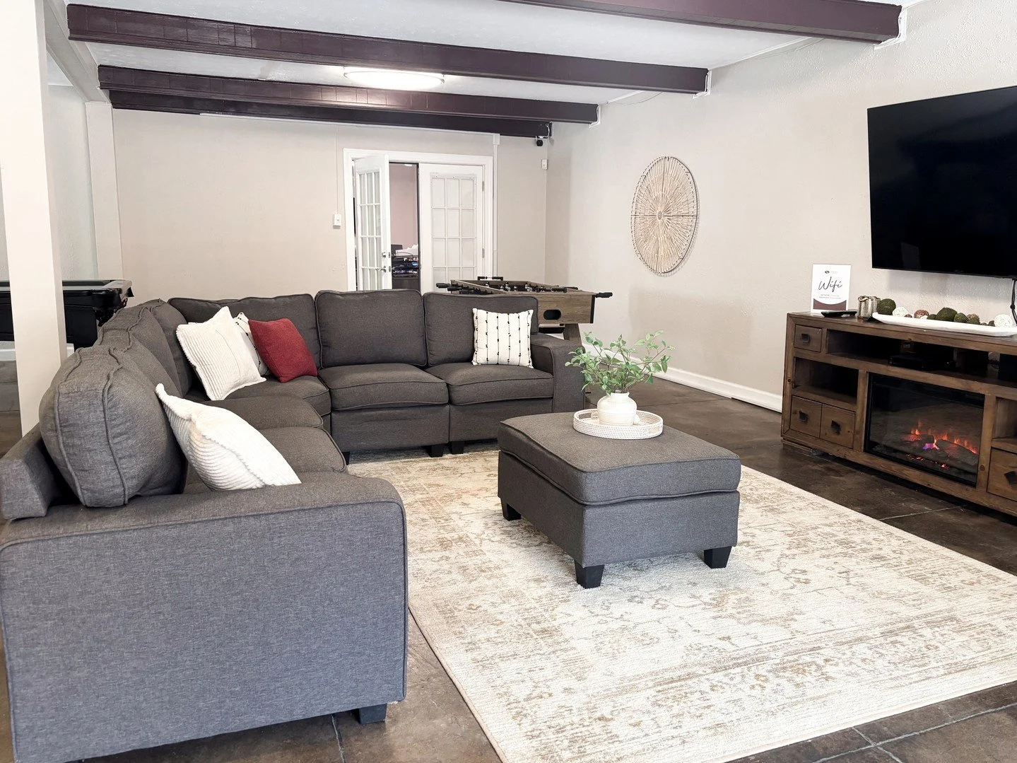 Whether you're gaming, socializing, or just kicking back, the clubhouse has you covered! 🙌