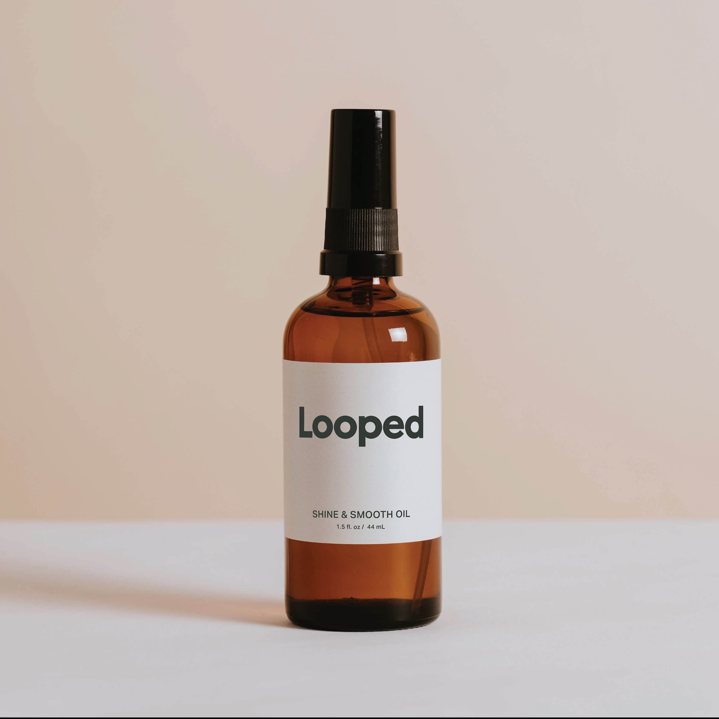 Immagine di un flacone di Looped Shine & Smooth Oil.