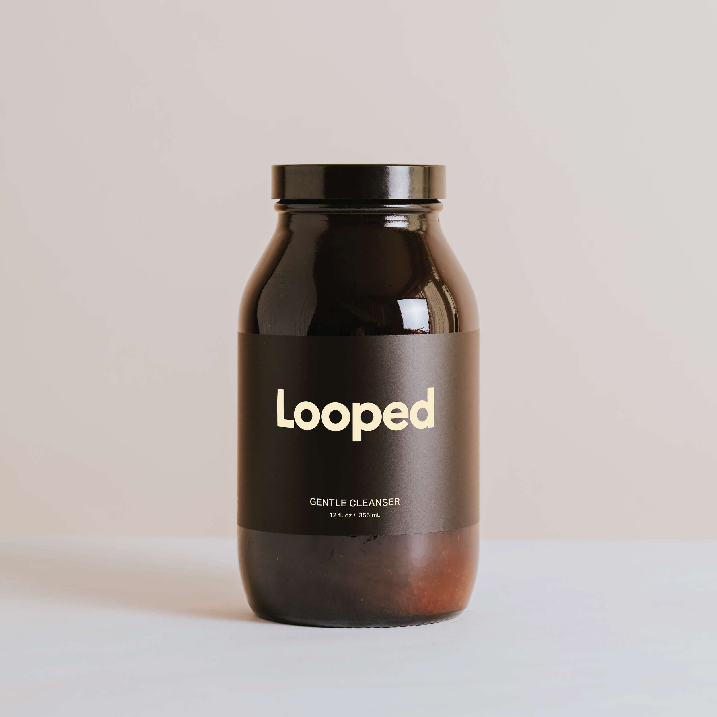 Immagine di un flacone di Looped Gentle Cleanser.