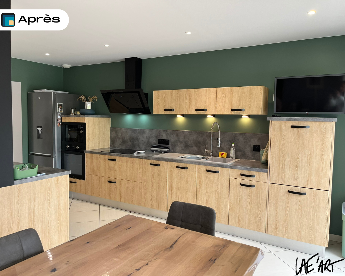 Une cuisine après la pose d'un vinyle par Laetitia Chretienne dans la Manche