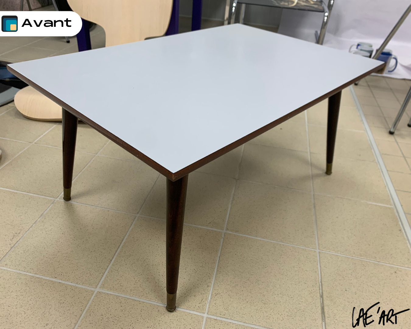 Une ancienne table bientôt sublimée par la médiapplicatrice Lae'Art