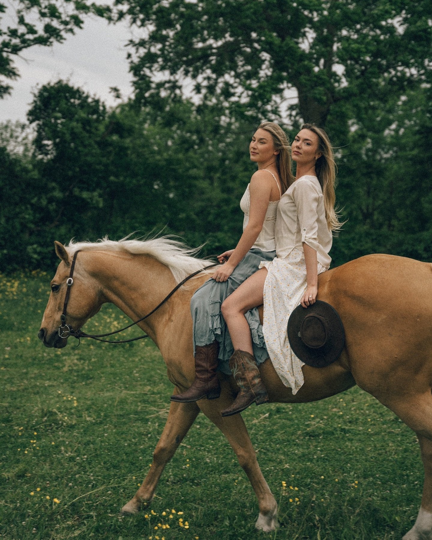 sweet sweet sisterhood!!!
one of my all time new favourite shoots &lt;3
seriously was so hard trying to pick which photos i wanted to post from this session✨