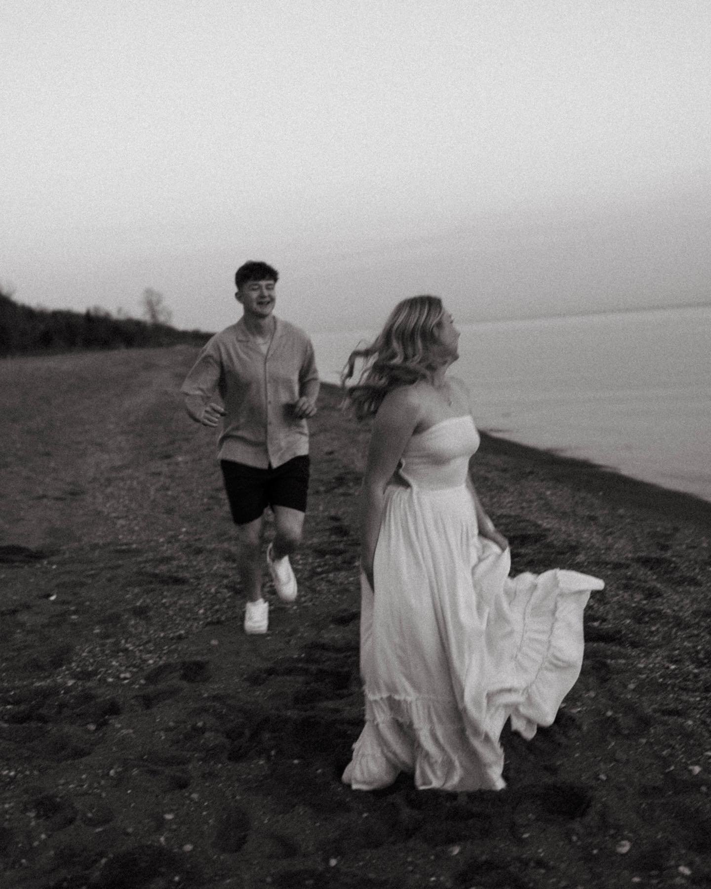 Okayyyy whatttt!! Literally obsessed with this shoot!! This is post 1 of 2 because i couldn&rsquo;t fit all the goods in one post😭 Here are two lovebirds running around the beach, i can&rsquo;t wait to capture their wedding in August !!!
